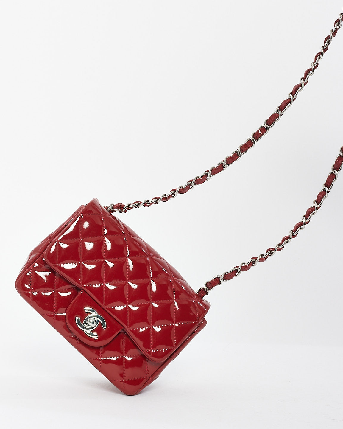 Mini sac à rabat carré en cuir matelassé verni rouge Chanel