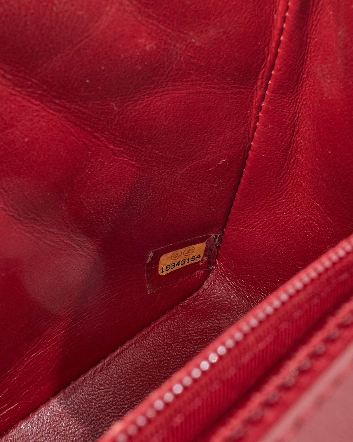 Mini sac à rabat carré en cuir matelassé verni rouge Chanel