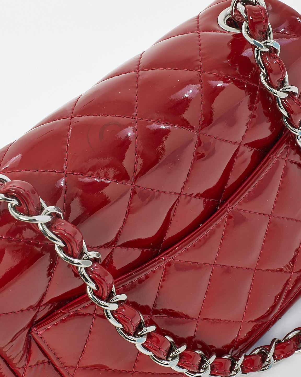 Mini sac à rabat carré en cuir matelassé verni rouge Chanel