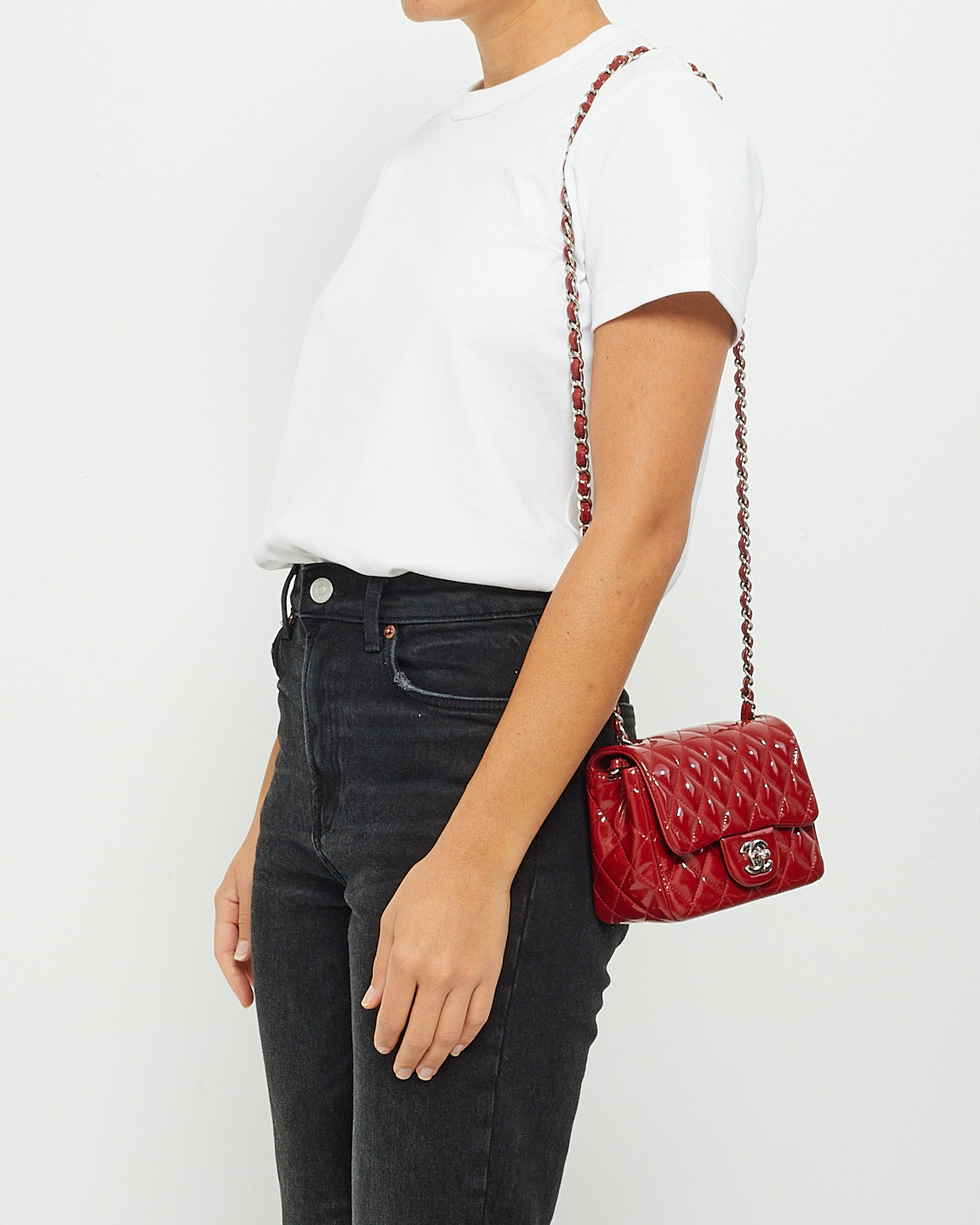 Mini sac à rabat carré en cuir matelassé verni rouge Chanel