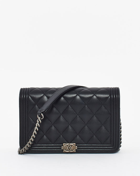 Portefeuille en cuir noir Chanel Boy sur sac à bandoulière chaîne