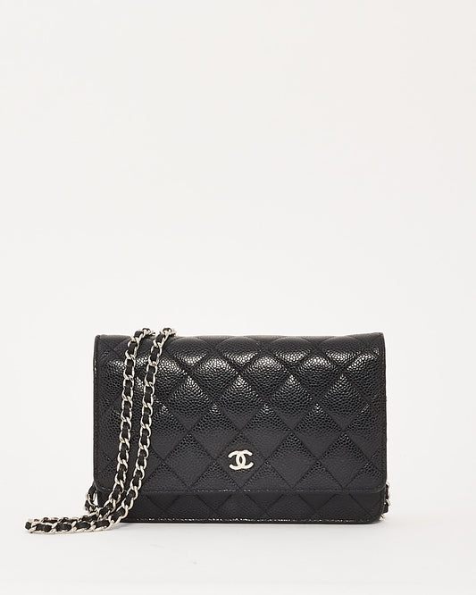 Portefeuille matelassé en cuir caviar noir Chanel sur chaîne SHW