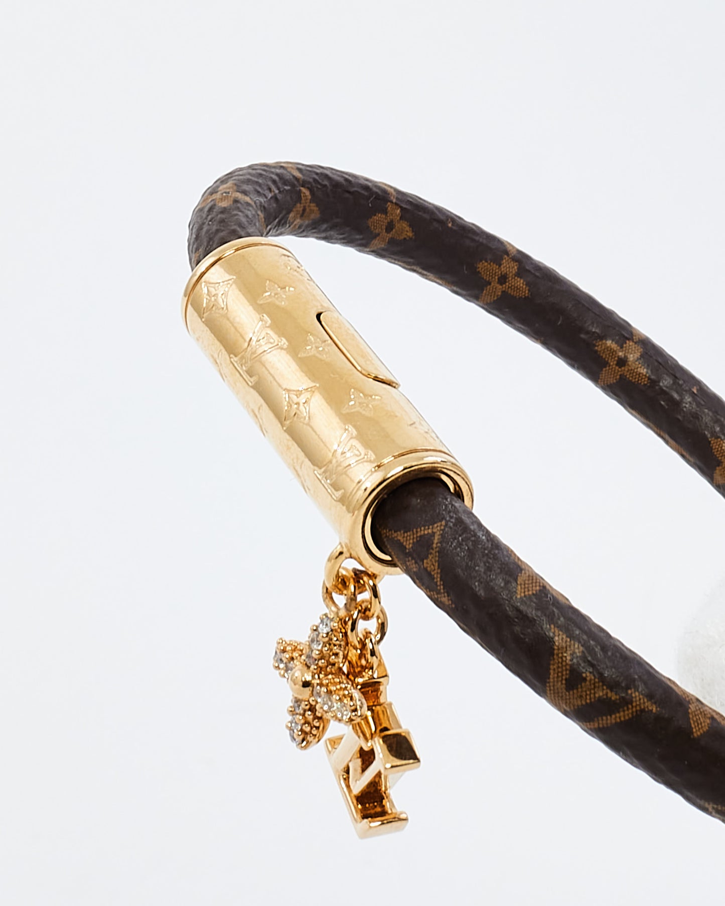 Bracelet en toile monogramme Louis Vuitton avec breloques