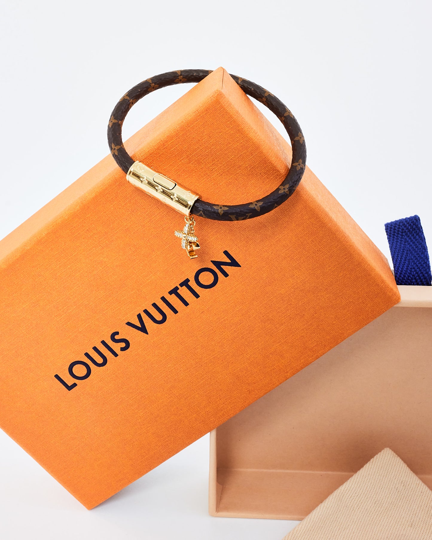 Bracelet en toile monogramme Louis Vuitton avec breloques