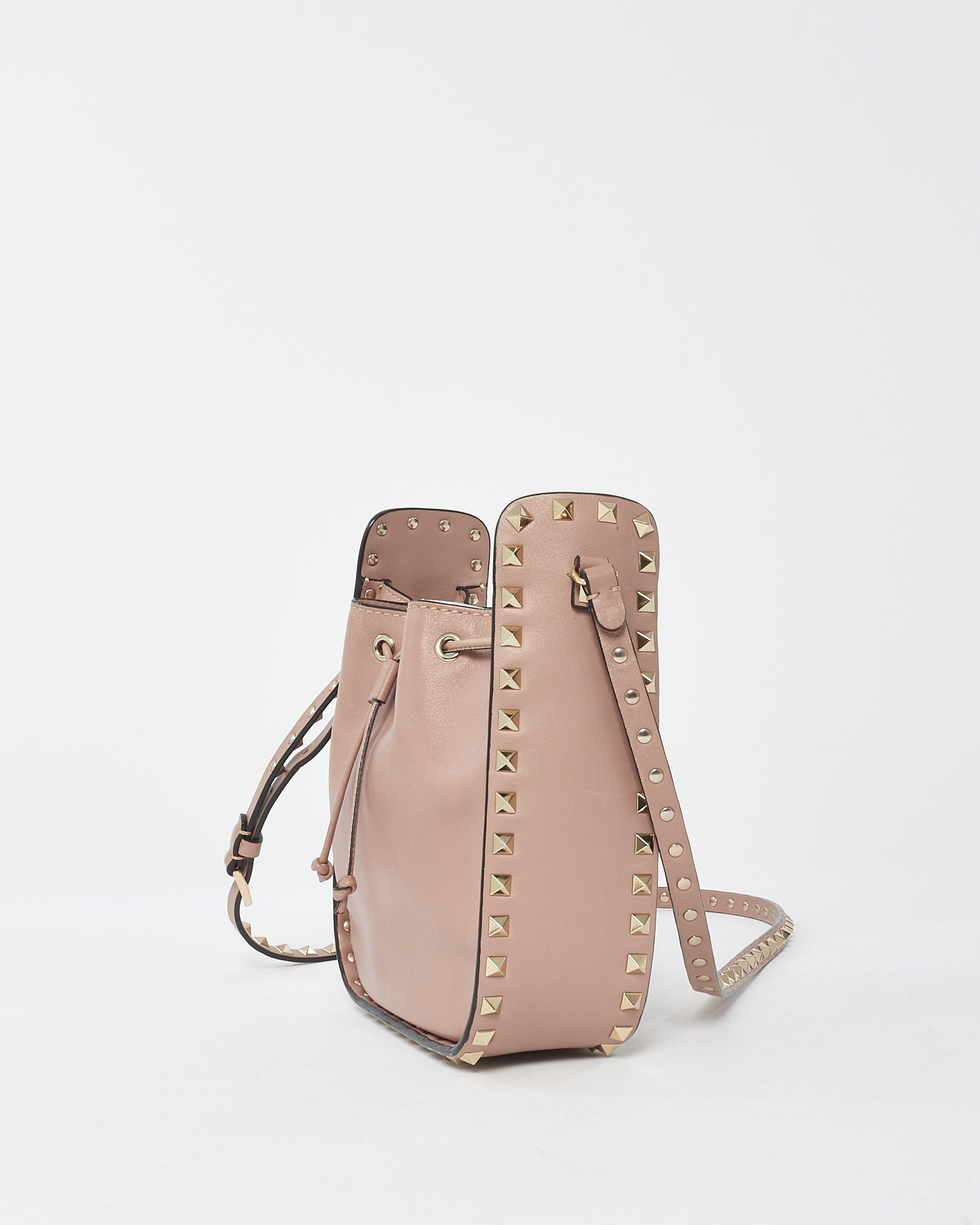 Petit sac seau à cordon Rockstud en cuir rose poudré Valentino