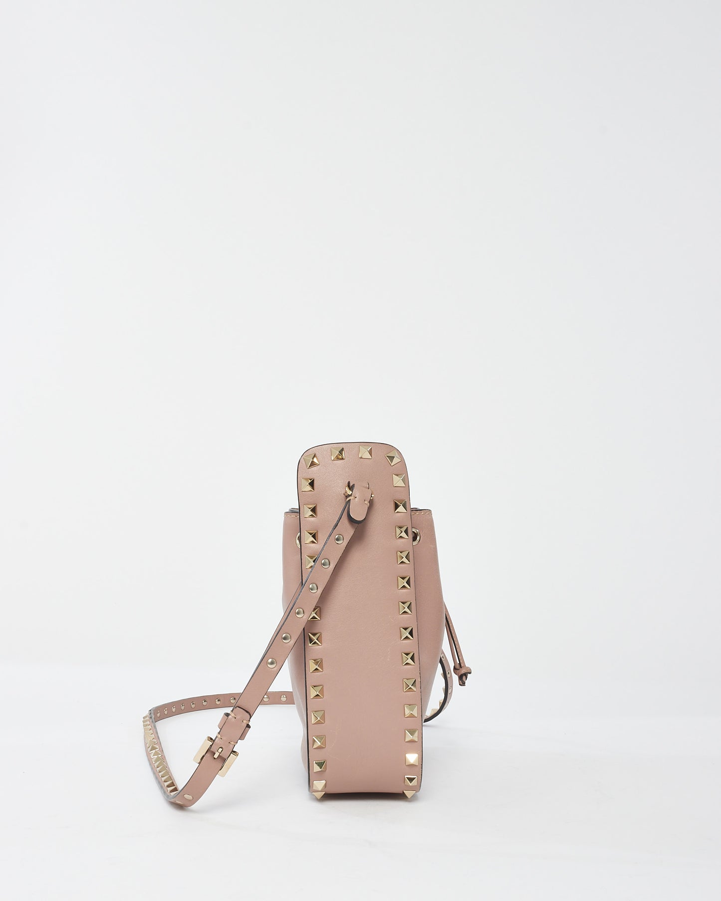 Petit sac seau à cordon Rockstud en cuir rose poudré Valentino