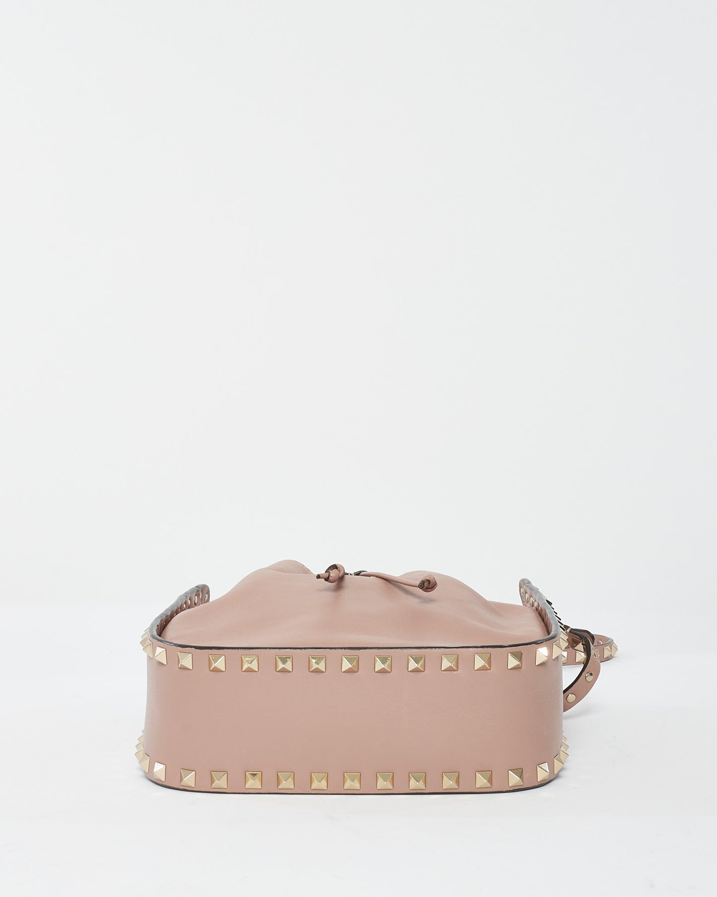 Petit sac seau à cordon Rockstud en cuir rose poudré Valentino