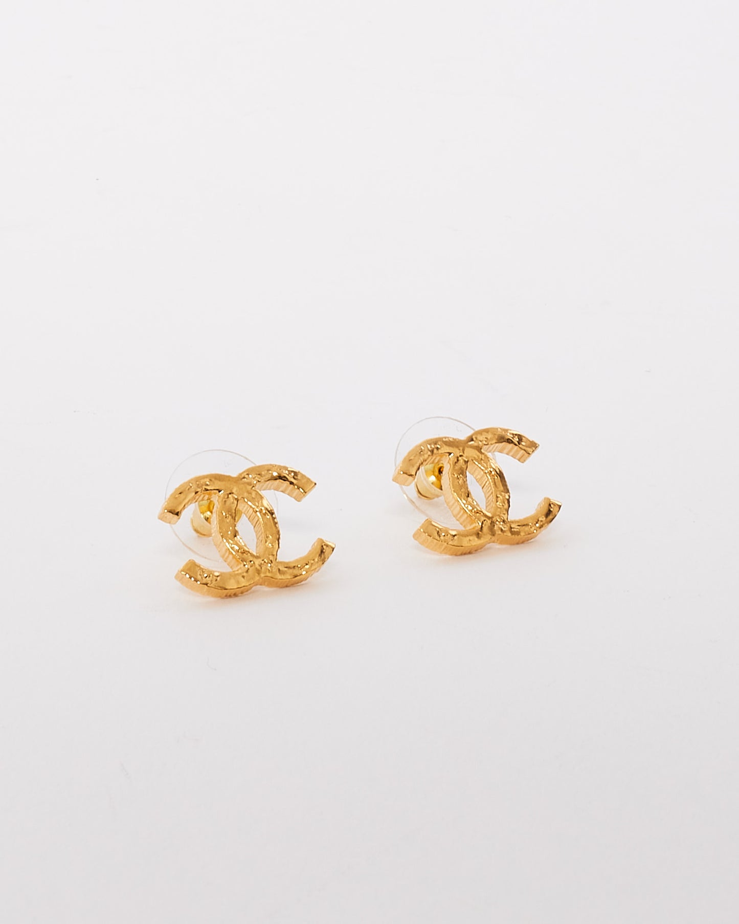 Boucles d'oreilles avec logo CC en métal martelé doré Chanel