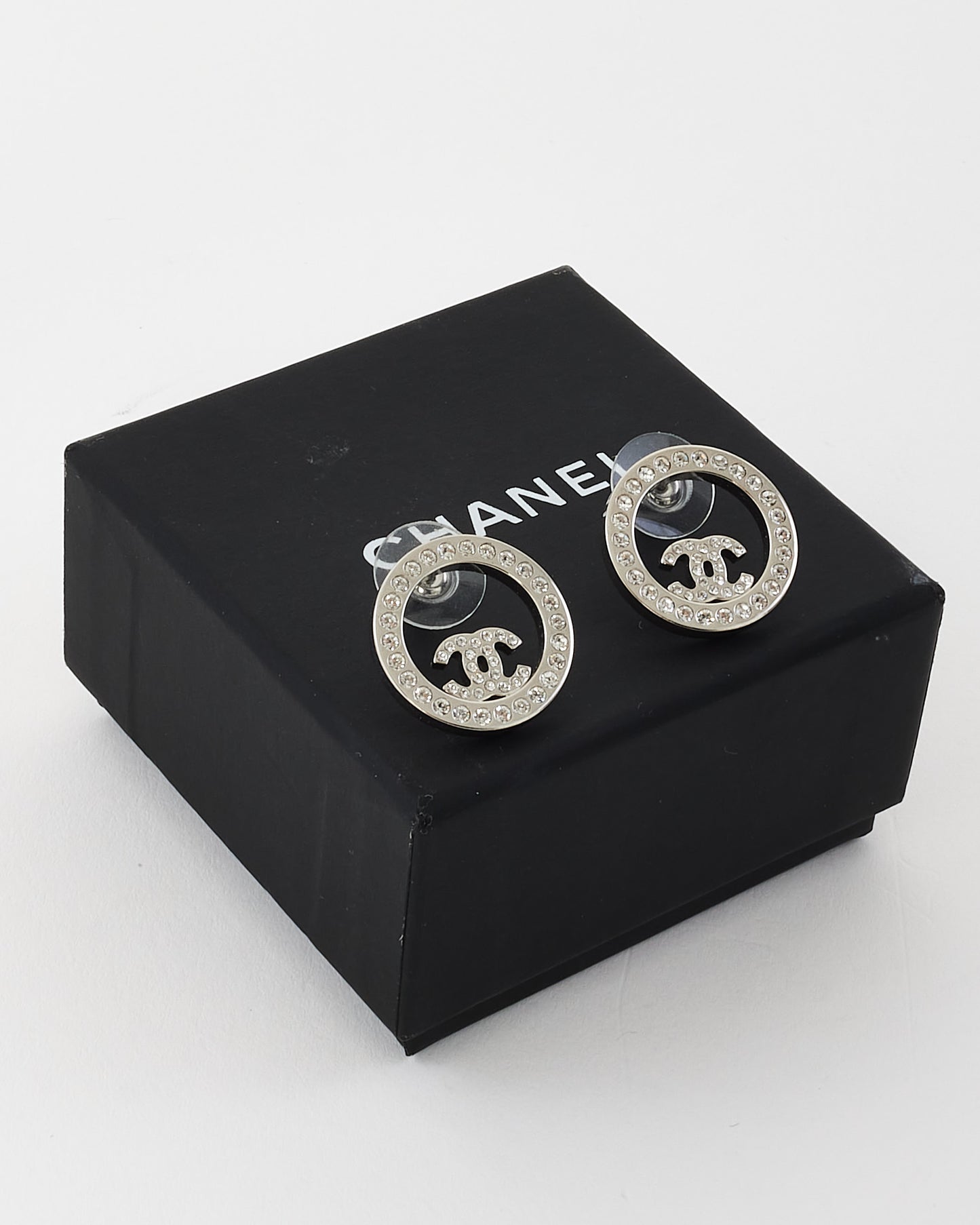 Boucles d'oreilles rondes avec logo en cristal et argent Chanel