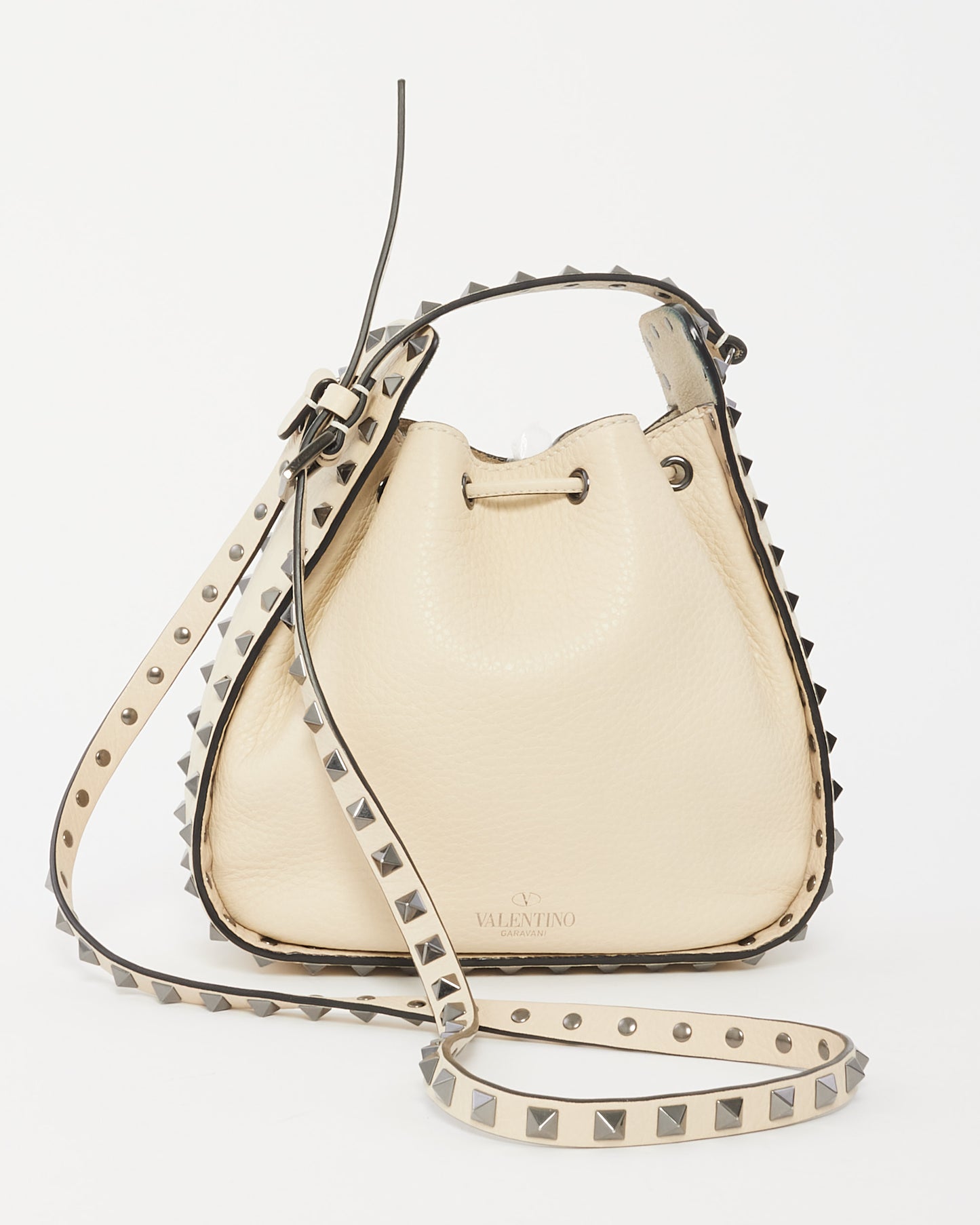 Petit sac seau à cordon Rockstud en cuir crème Valentino