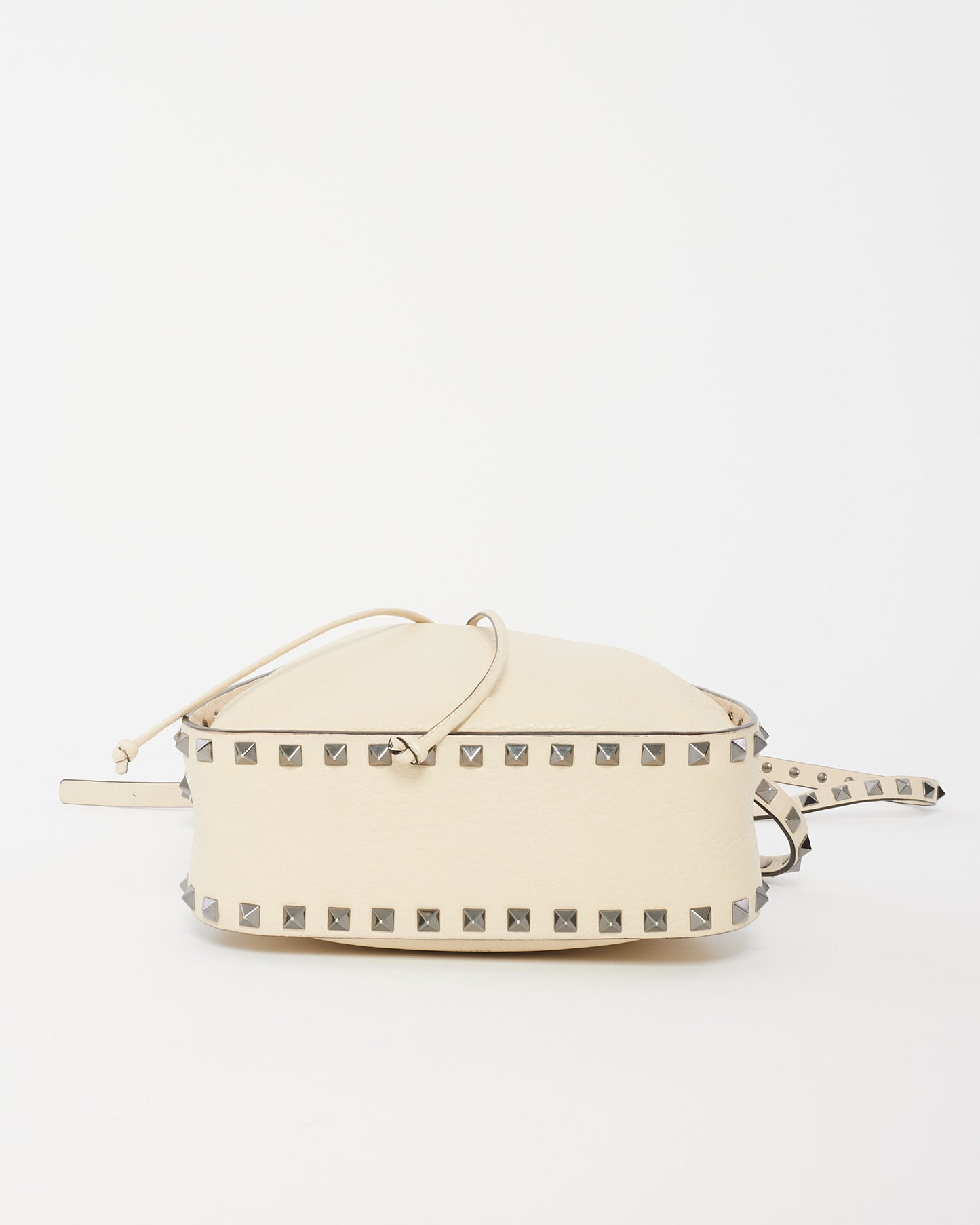 Petit sac seau à cordon Rockstud en cuir crème Valentino