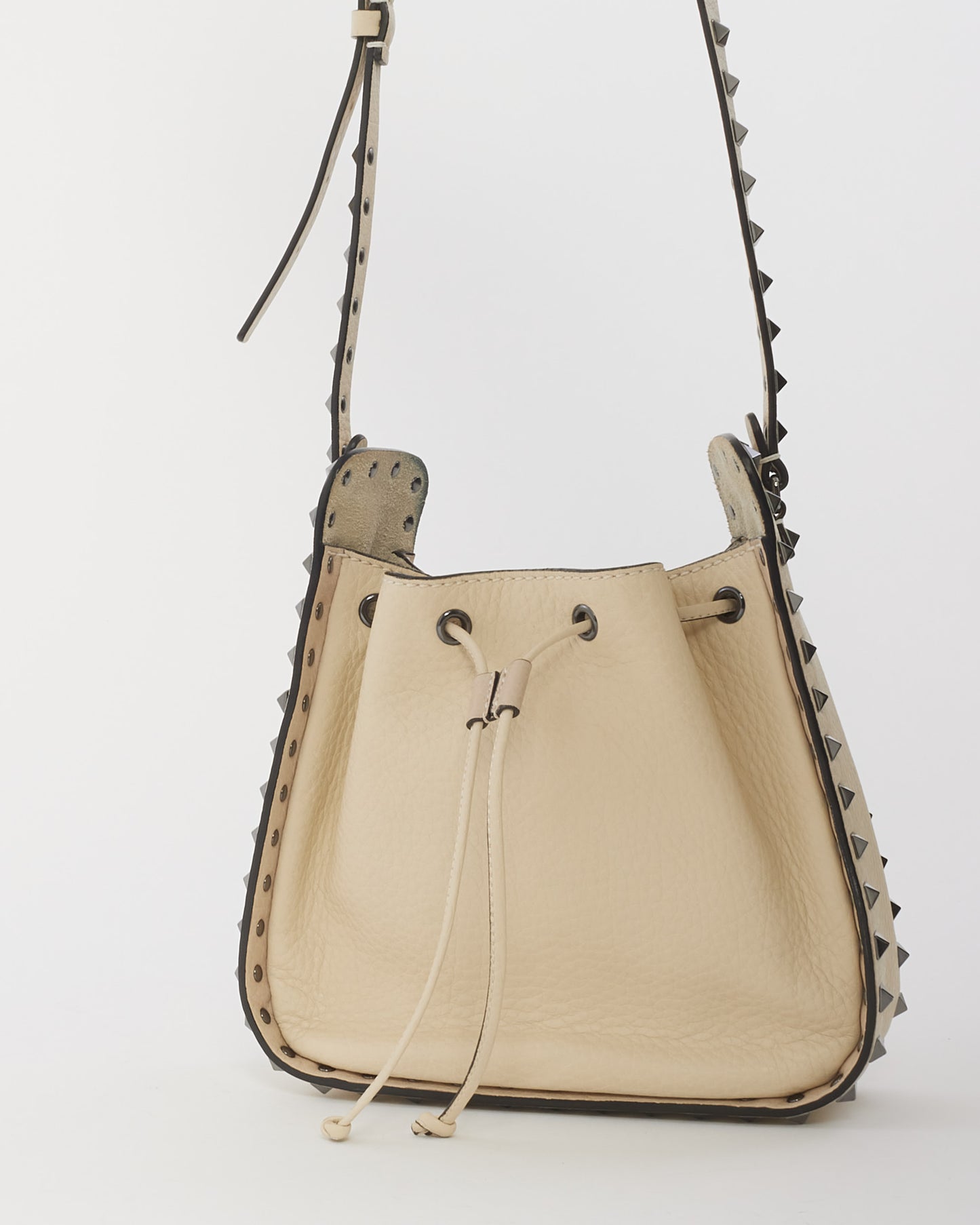 Petit sac seau à cordon Rockstud en cuir crème Valentino