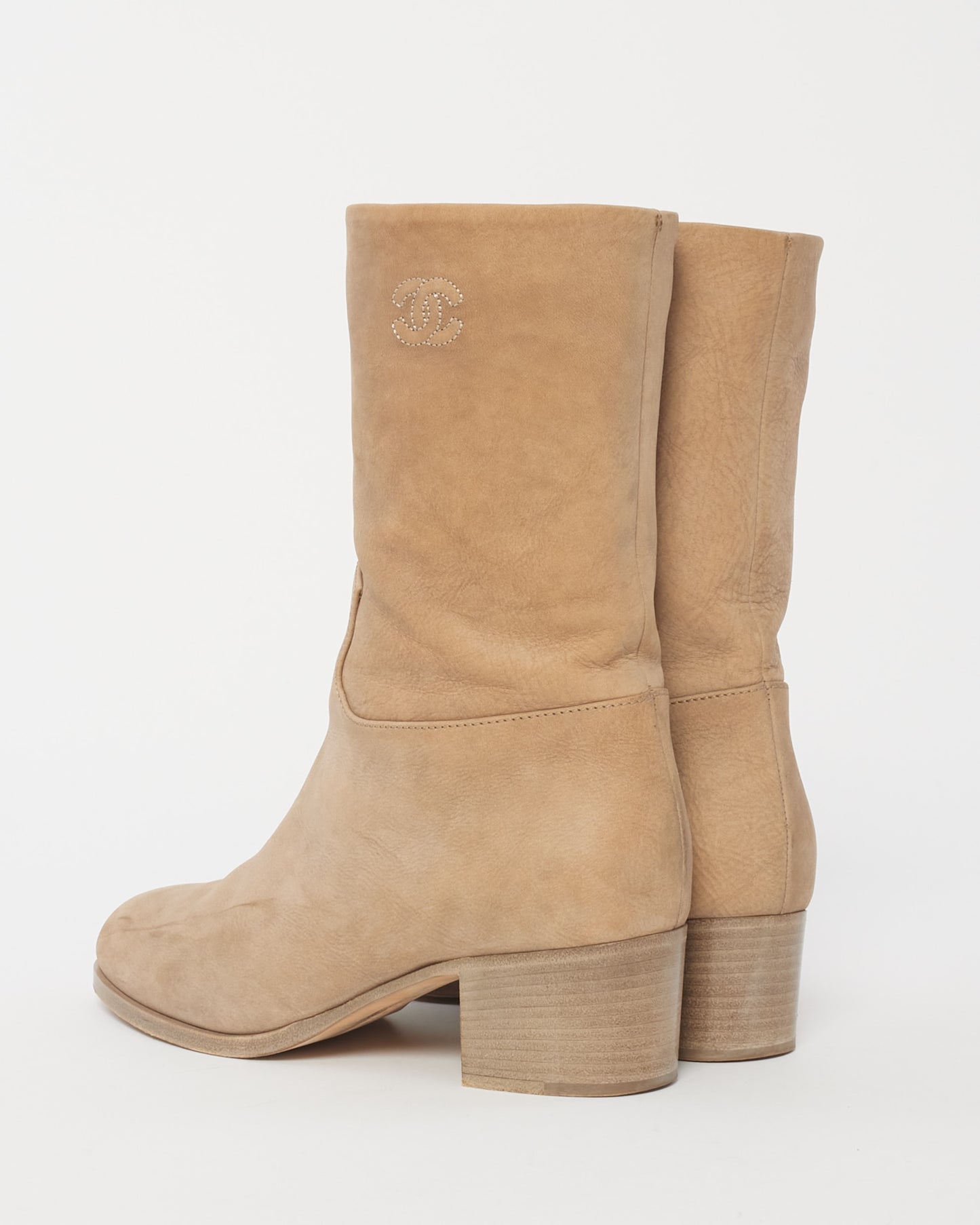 Bottines Chanel en daim beige clair avec logo cousu - 36,5