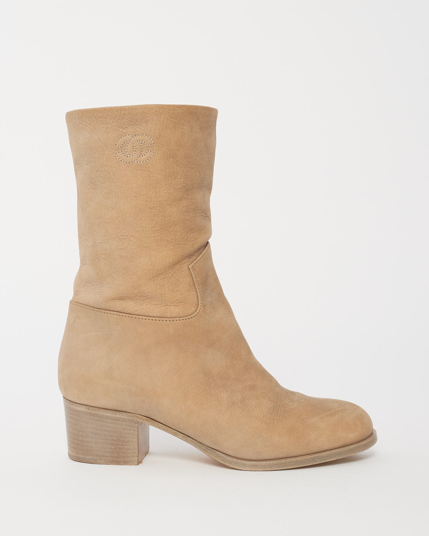 Bottines Chanel en daim beige clair avec logo cousu - 36,5