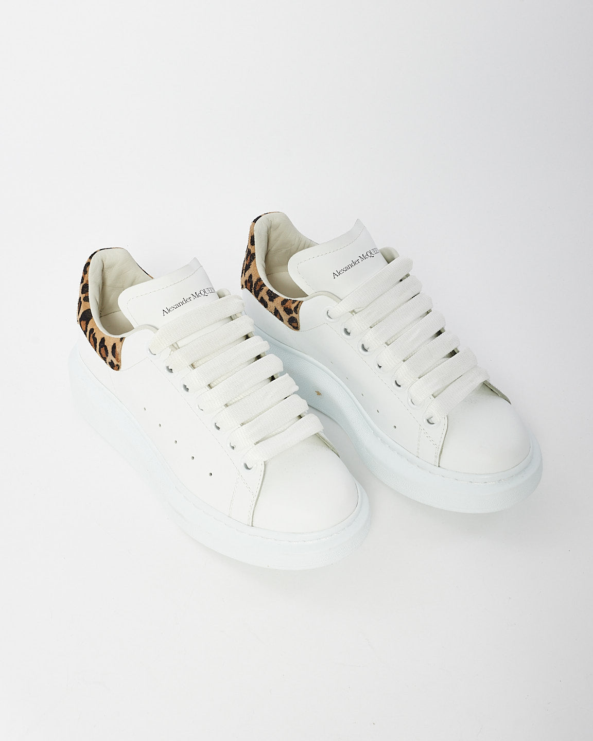 Alexander McQueen Baskets surdimensionnées blanches et léopard - 36,5