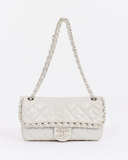 Sac à rabat unique en cuir d'agneau matelassé vieilli gris clair Chanel avec petite chaîne