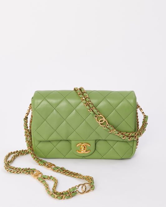 Sac à rabat en cuir vert Chanel avec double chaîne CC dorée