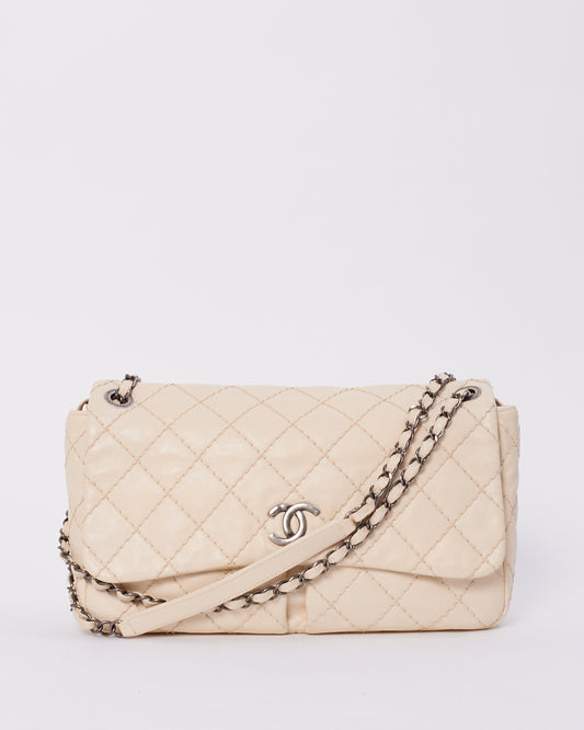 Sac à rabat en cuir matelassé beige Chanel avec matériel en argent vieilli