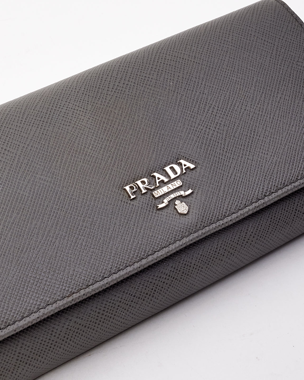 Grand portefeuille long en cuir Saffiano gris Prada