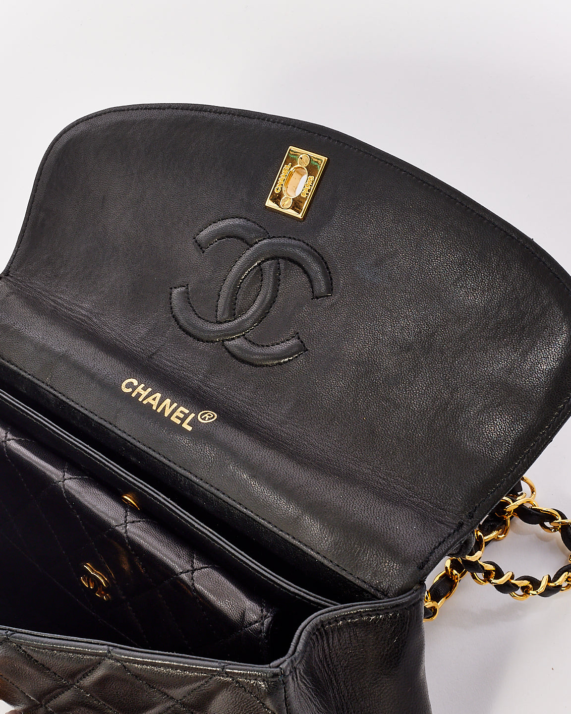 Sac à bandoulière avec chaîne à poche à rabat unique en cuir d'agneau noir vintage Chanel