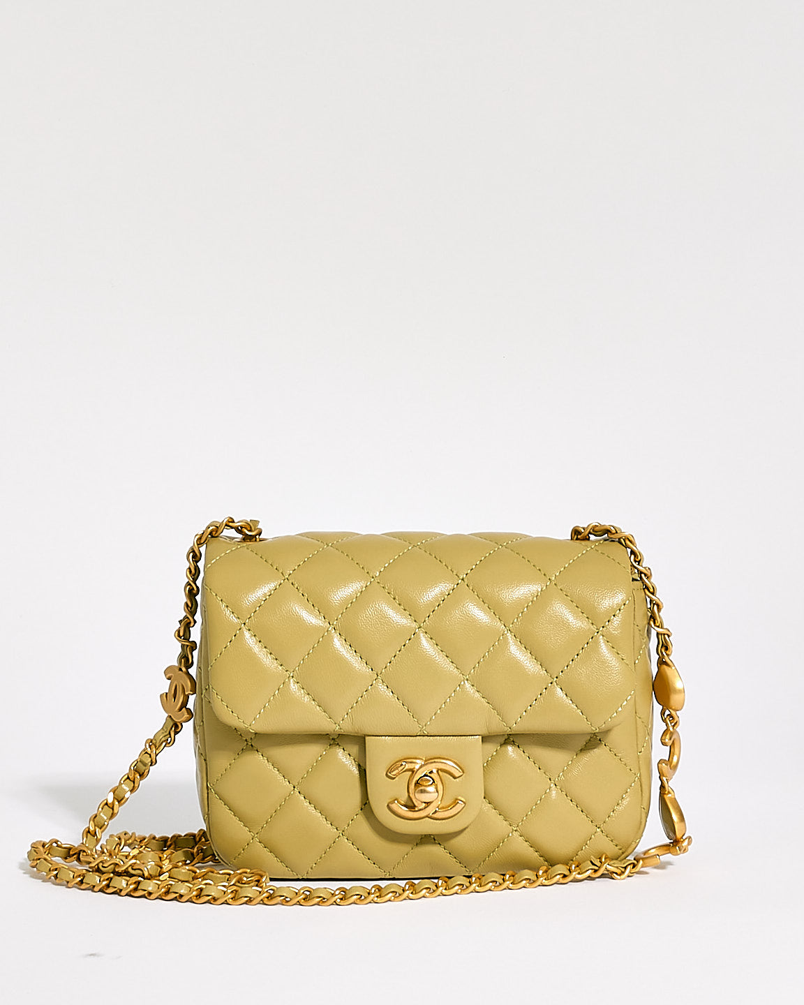 Mini sac à rabat en cuir d'agneau vert clair Chanel avec chaîne à breloques cœur Coco