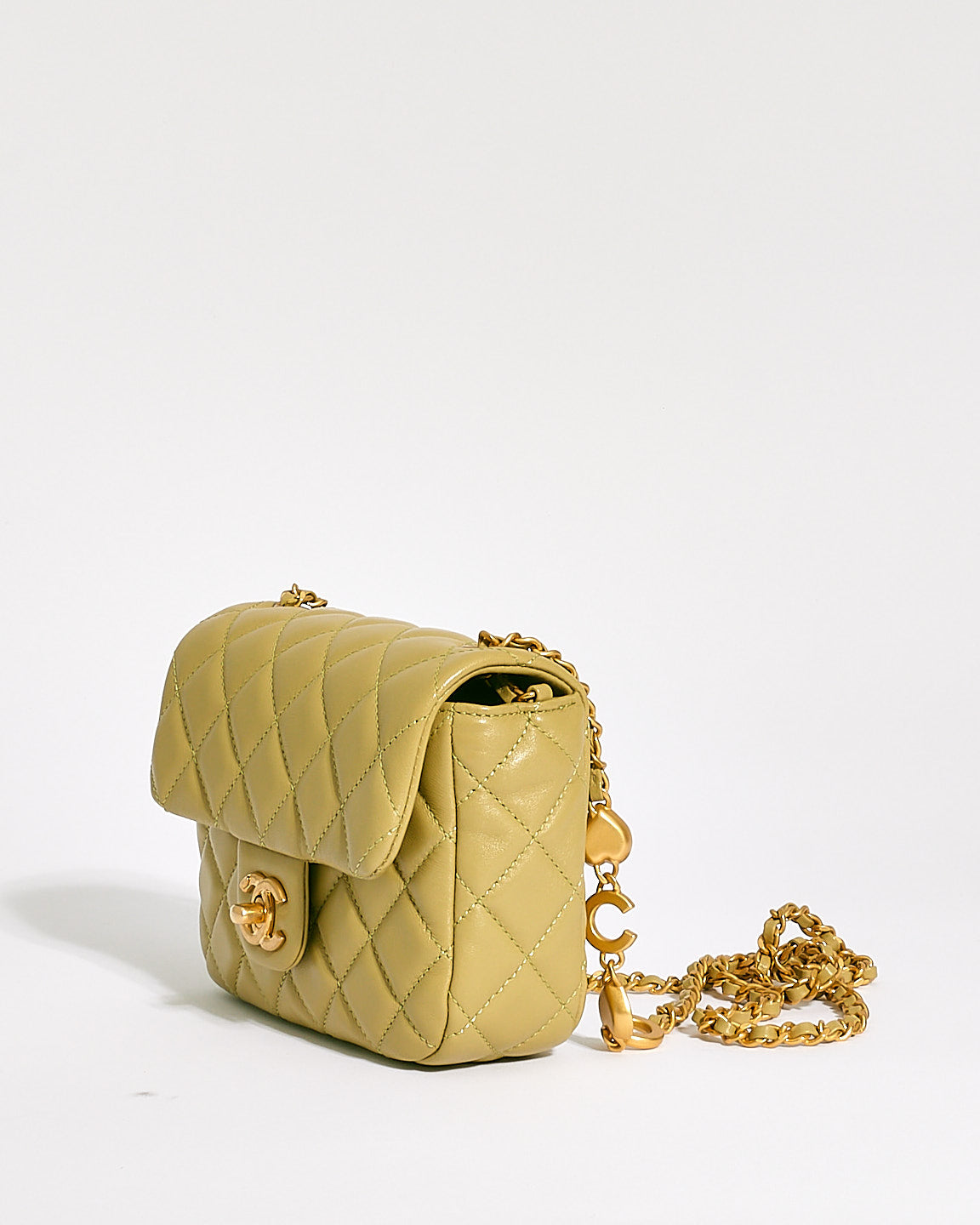 Mini sac à rabat en cuir d'agneau vert clair Chanel avec chaîne à breloques cœur Coco