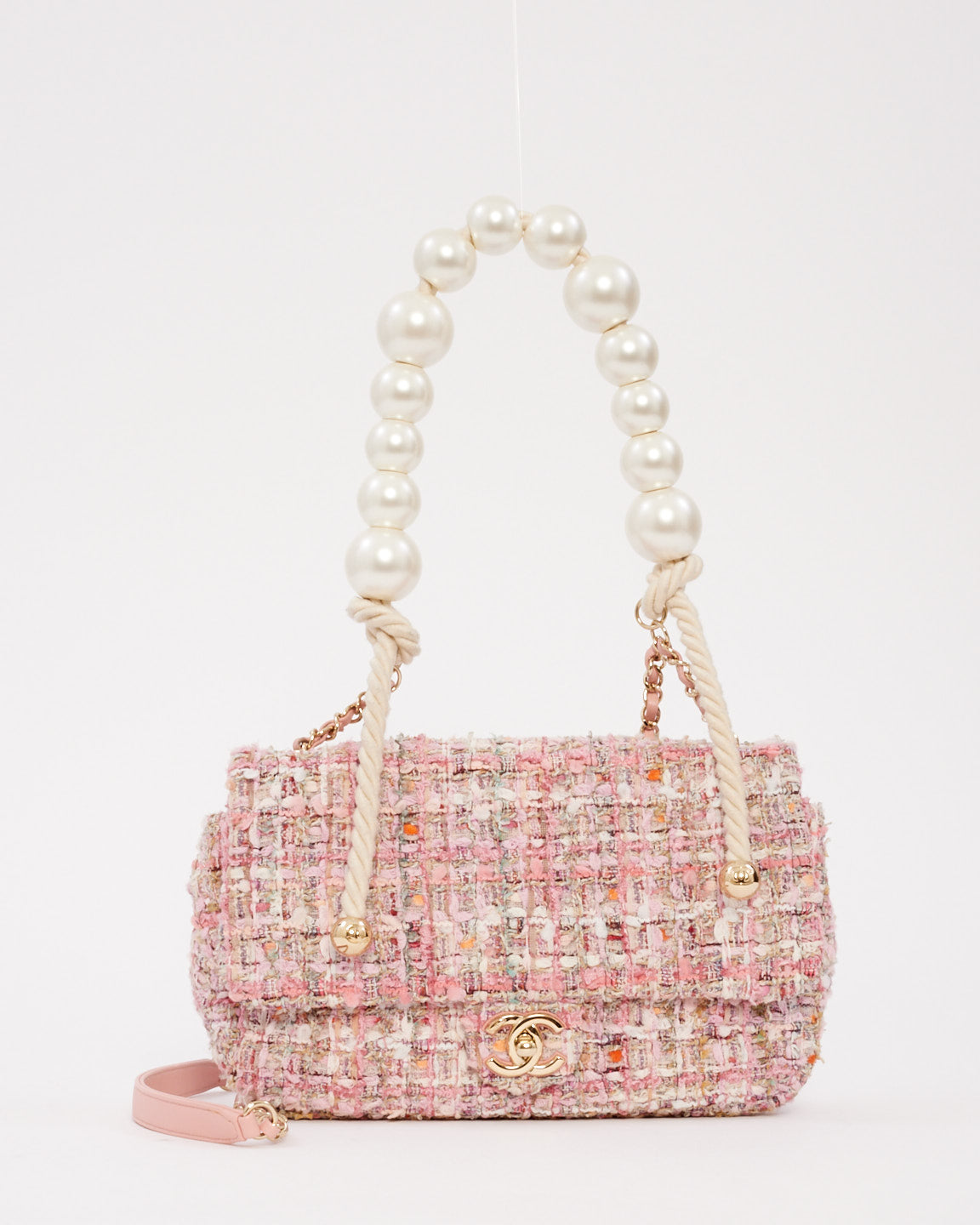 Sac à rabat de la collection Chanel en tweed rose Pearl By the Sea