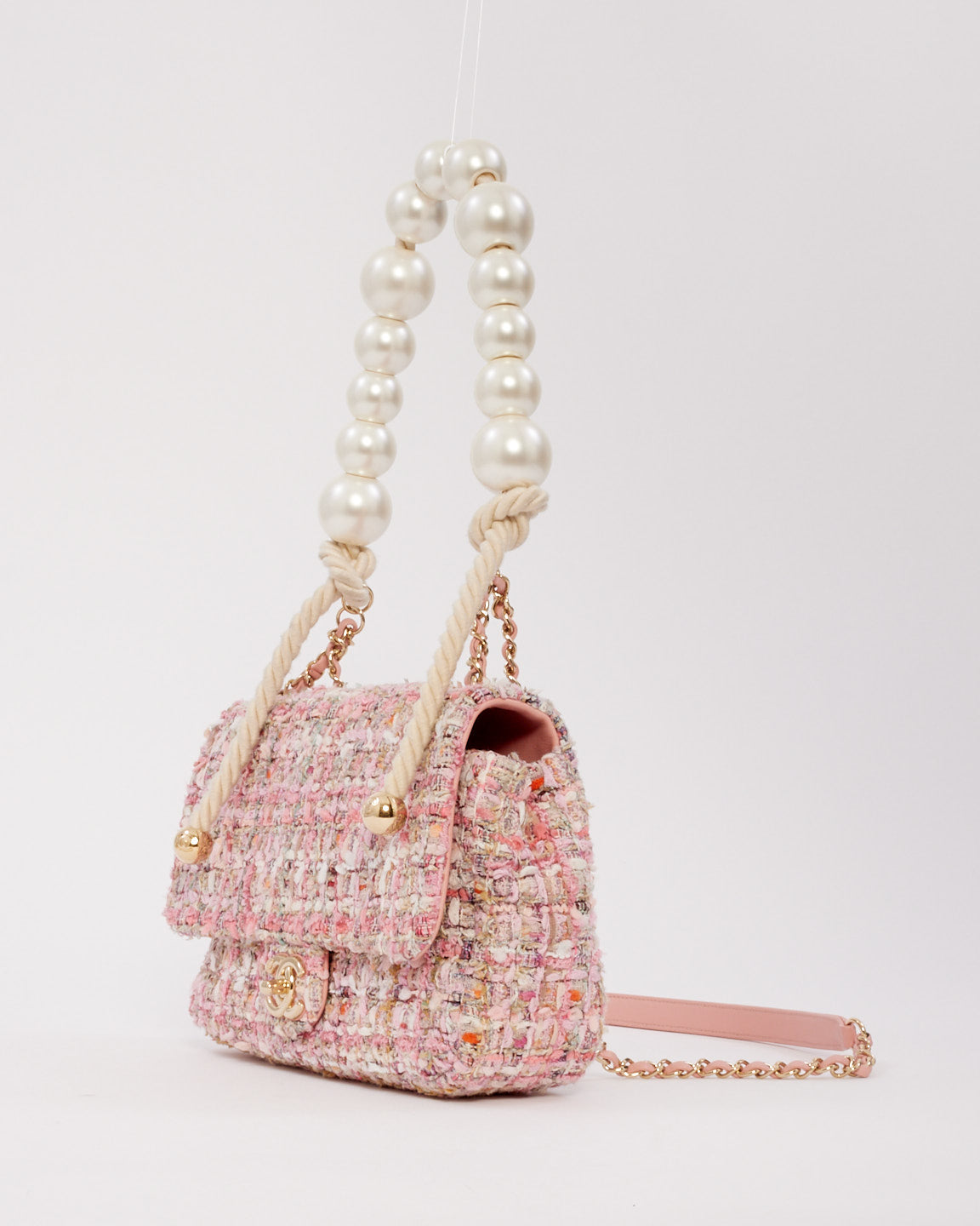 Sac à rabat de la collection Chanel en tweed rose Pearl By the Sea