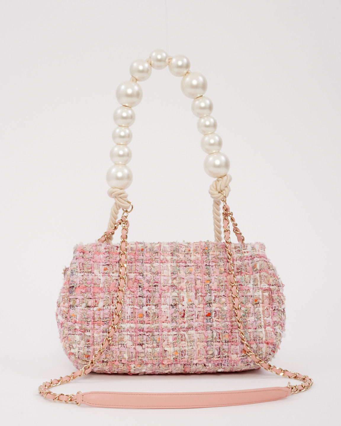 Sac à rabat de la collection Chanel en tweed rose Pearl By the Sea