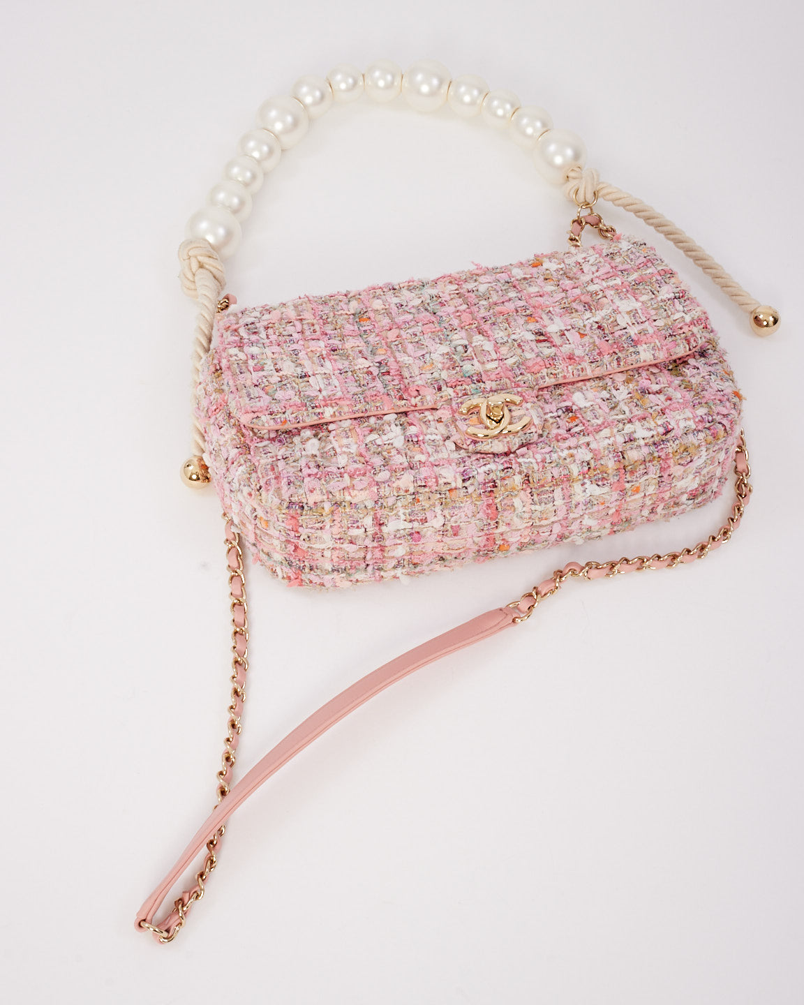 Sac à rabat de la collection Chanel en tweed rose Pearl By the Sea