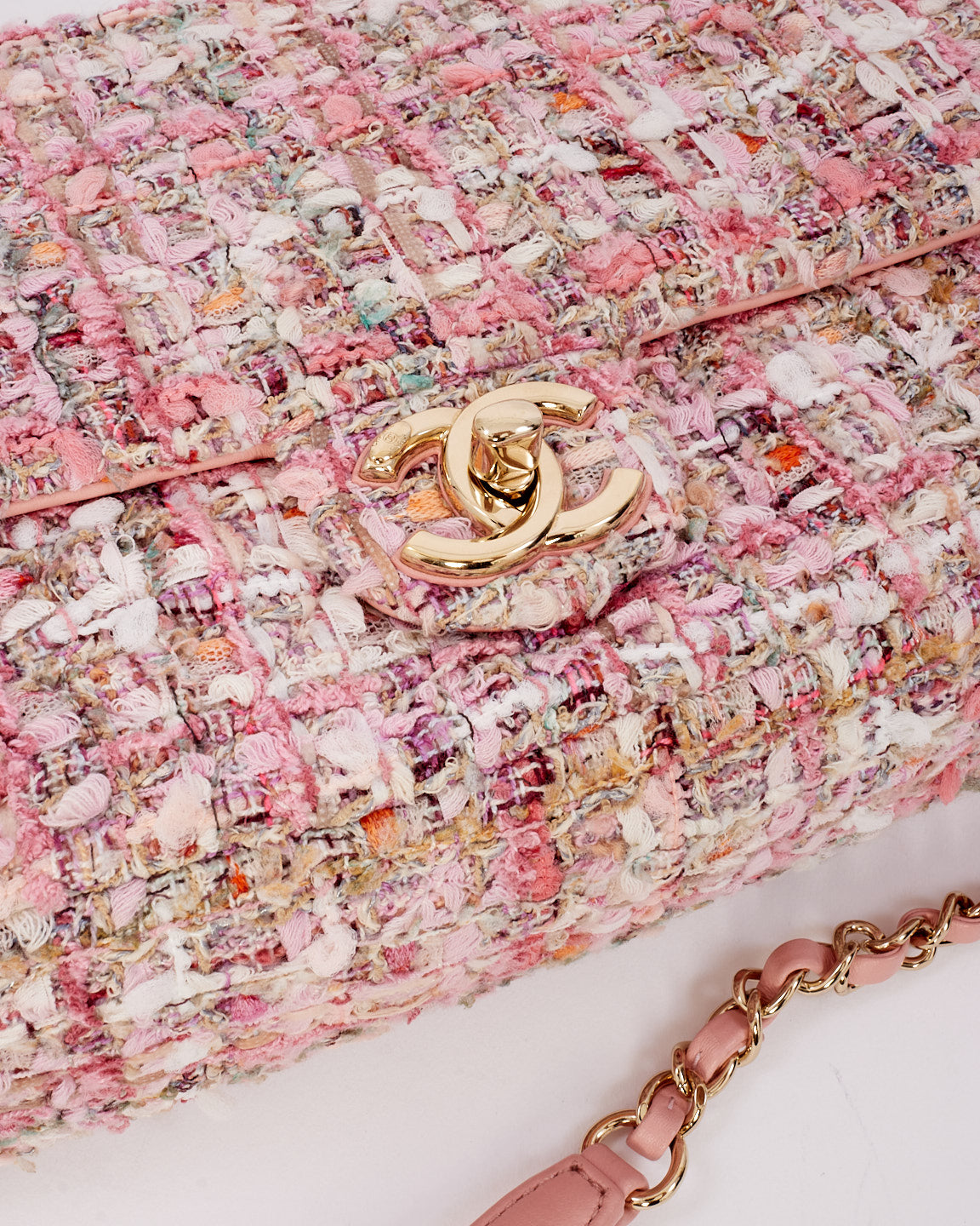 Sac à rabat de la collection Chanel en tweed rose Pearl By the Sea