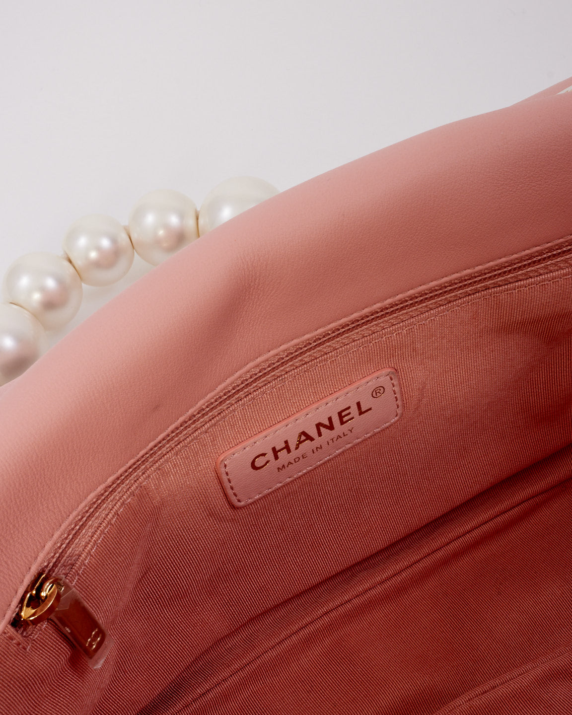 Sac à rabat de la collection Chanel en tweed rose Pearl By the Sea