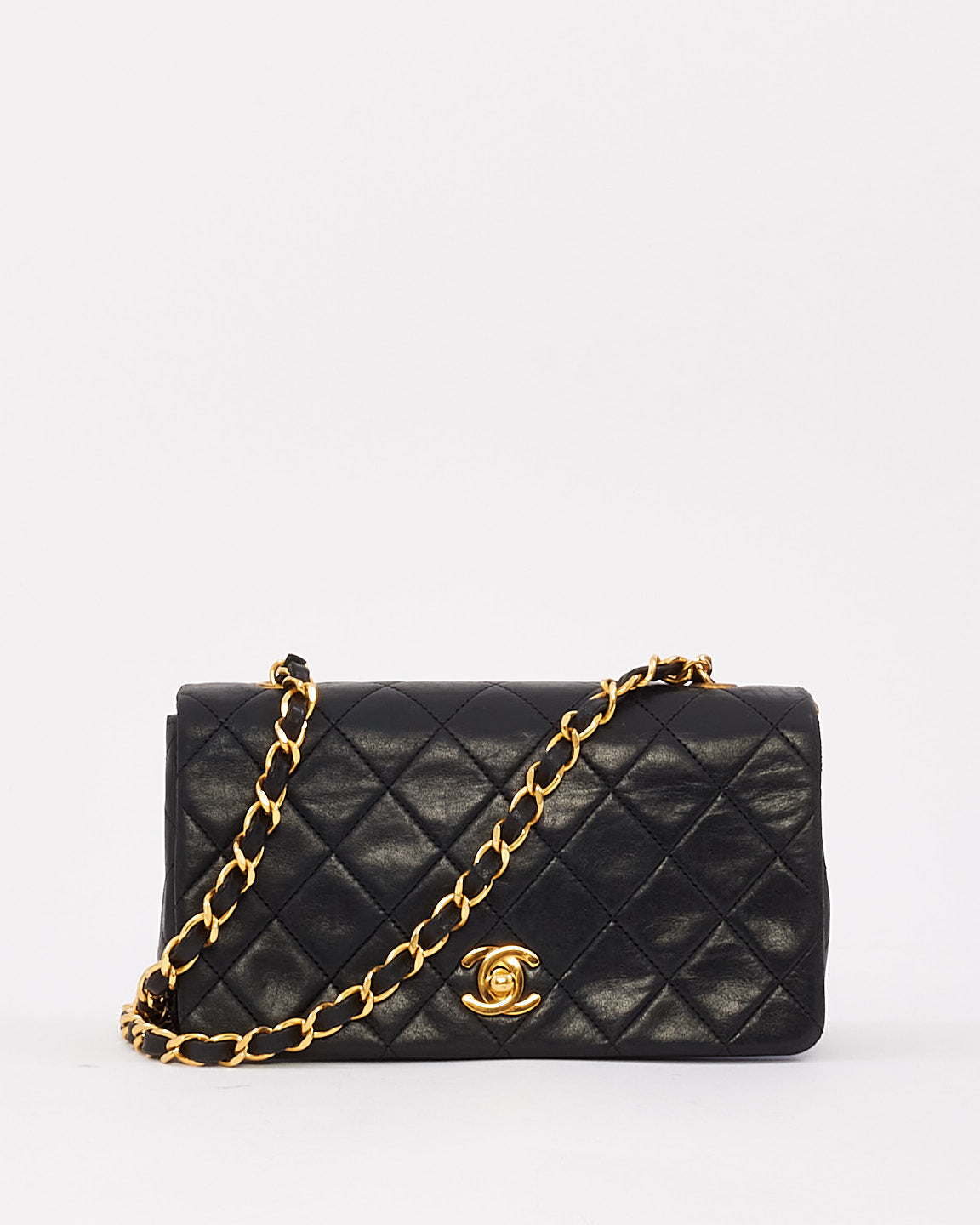 Mini sac à rabat complet en cuir d'agneau noir vintage Chanel