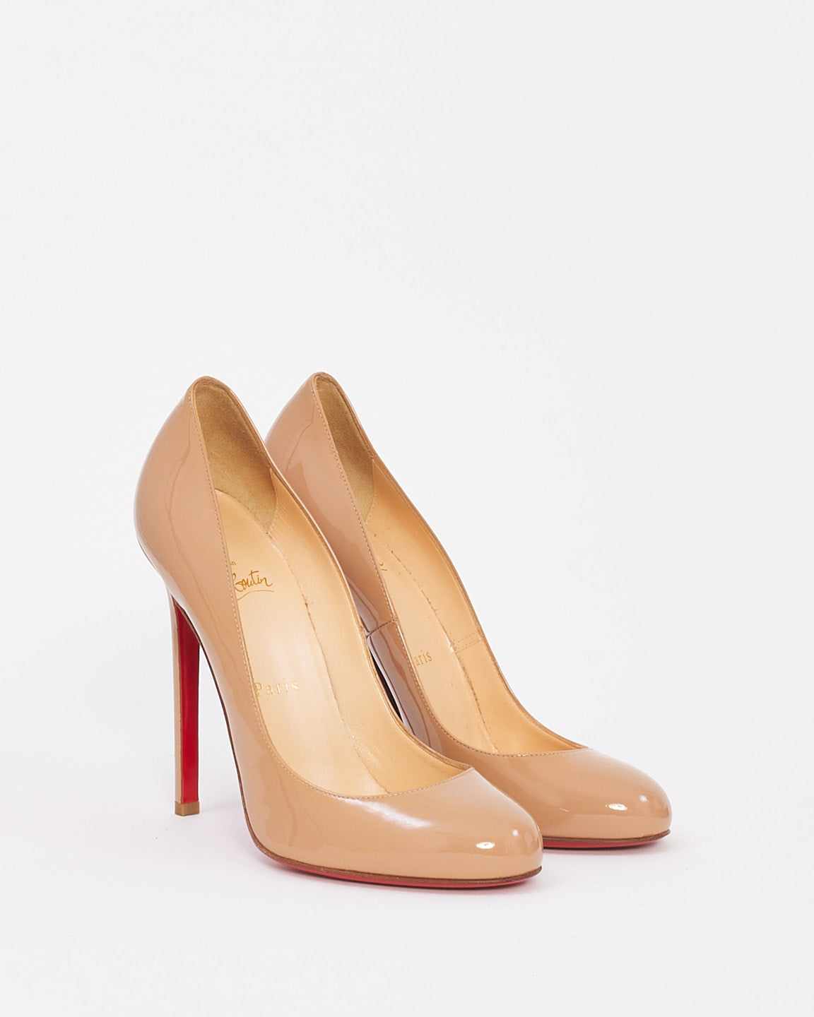 Christian Louboutin Escarpins à bout rond en cuir verni nu - 37