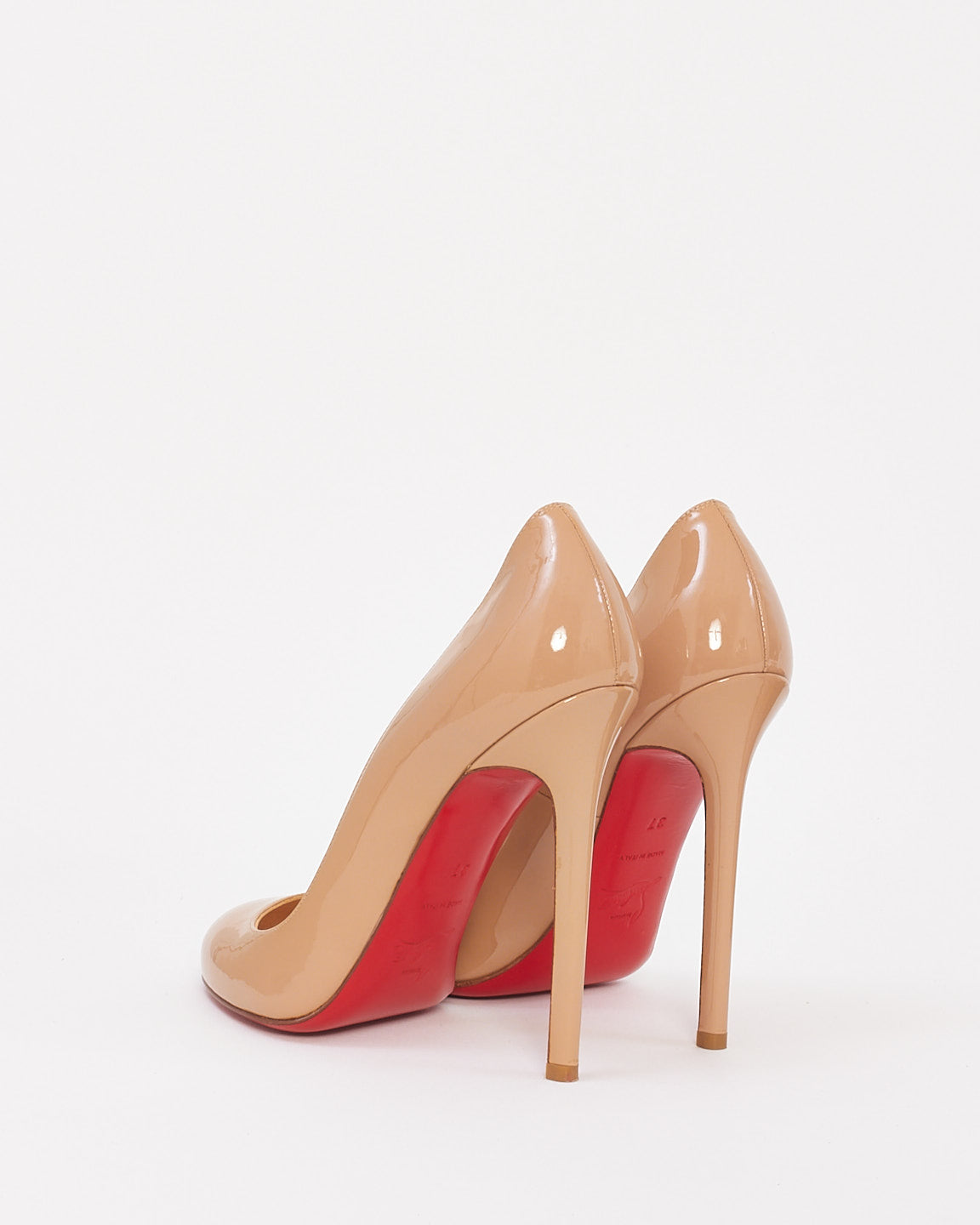 Christian Louboutin Escarpins à bout rond en cuir verni nu - 37