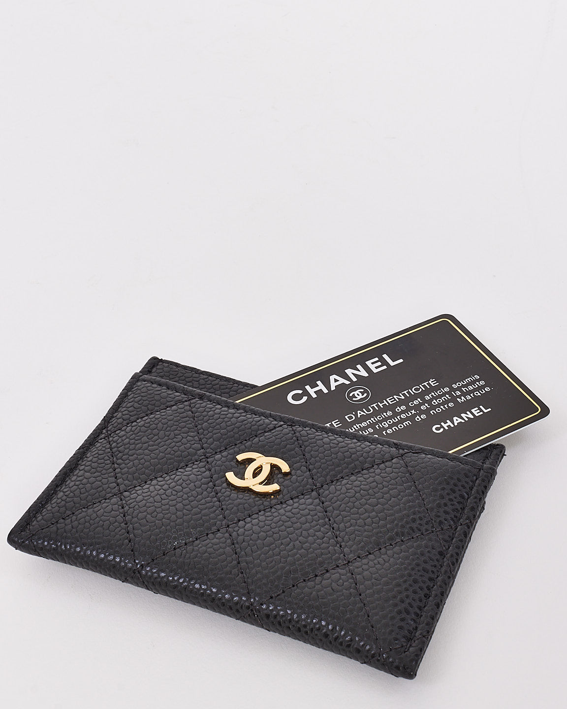 Porte-cartes classique en cuir de veau grainé noir et métal doré Chanel