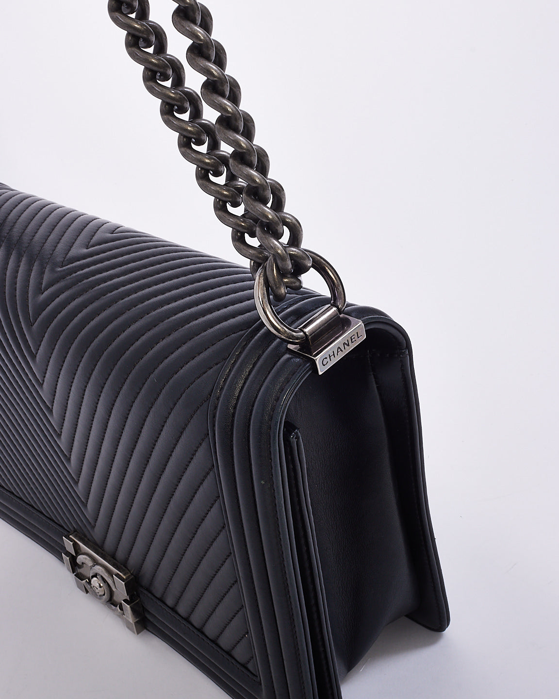 Grand sac garçon en cuir d'agneau à chevrons noir Chanel