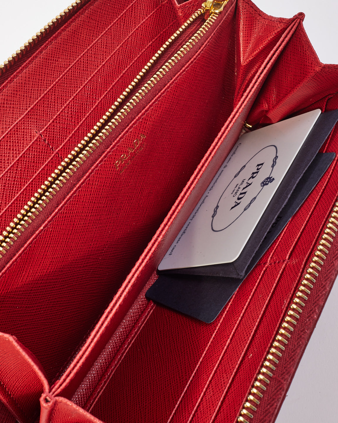 Portefeuille long zippé en cuir Saffiano rouge Prada