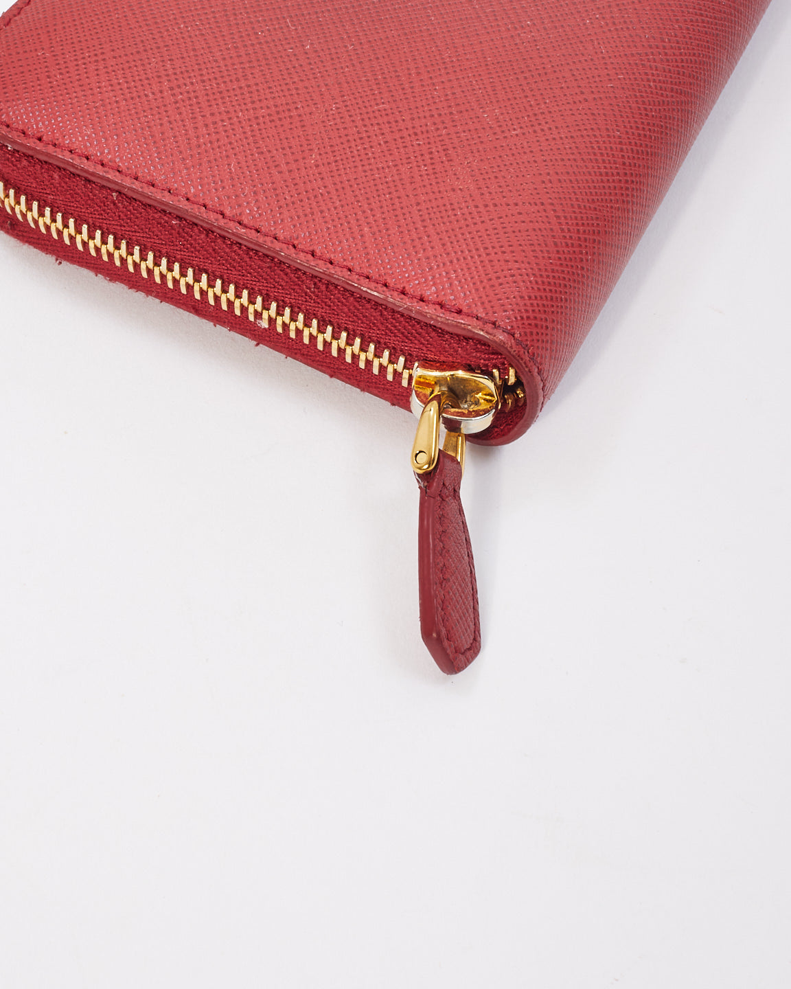 Portefeuille long zippé en cuir Saffiano rouge Prada