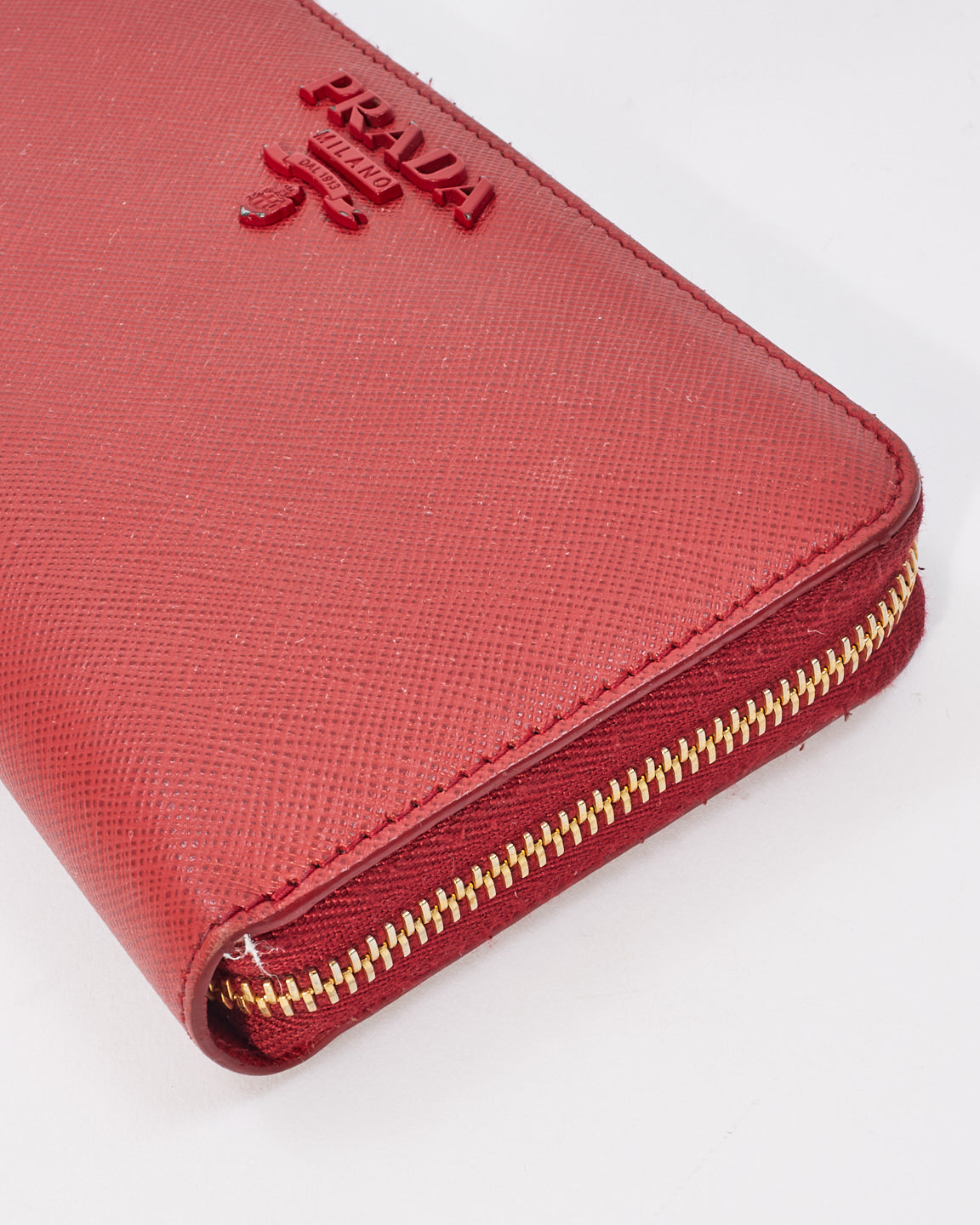 Portefeuille long zippé en cuir Saffiano rouge Prada