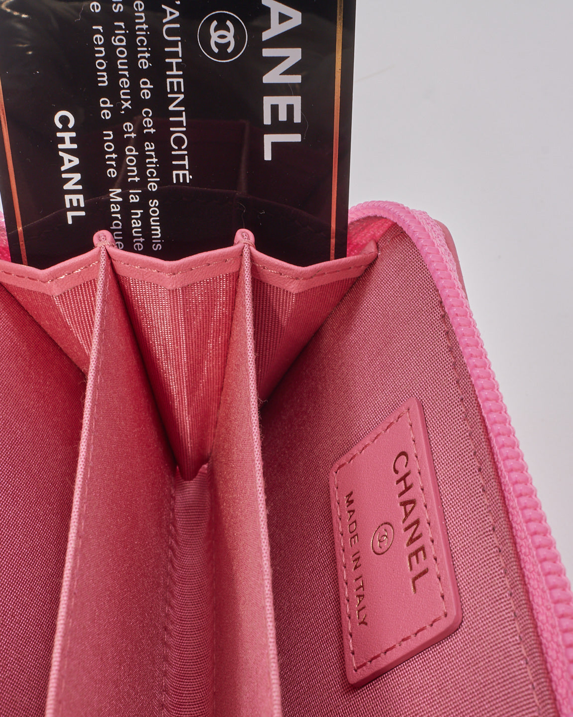 Portefeuille porte-monnaie zippé en cuir rose Chanel pour garçon