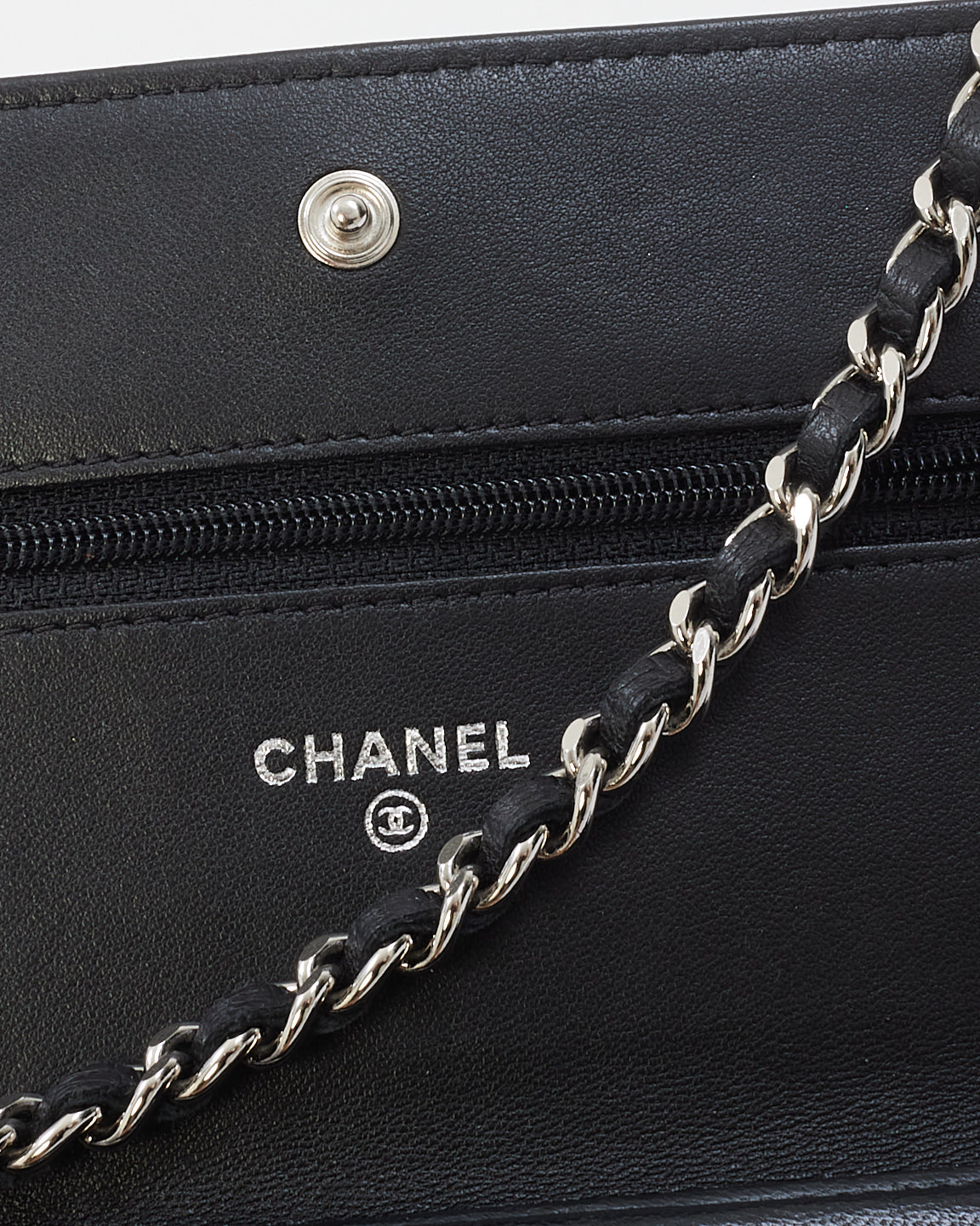 Portefeuille Chanel en cuir noir gaufré camélia sur chaîne