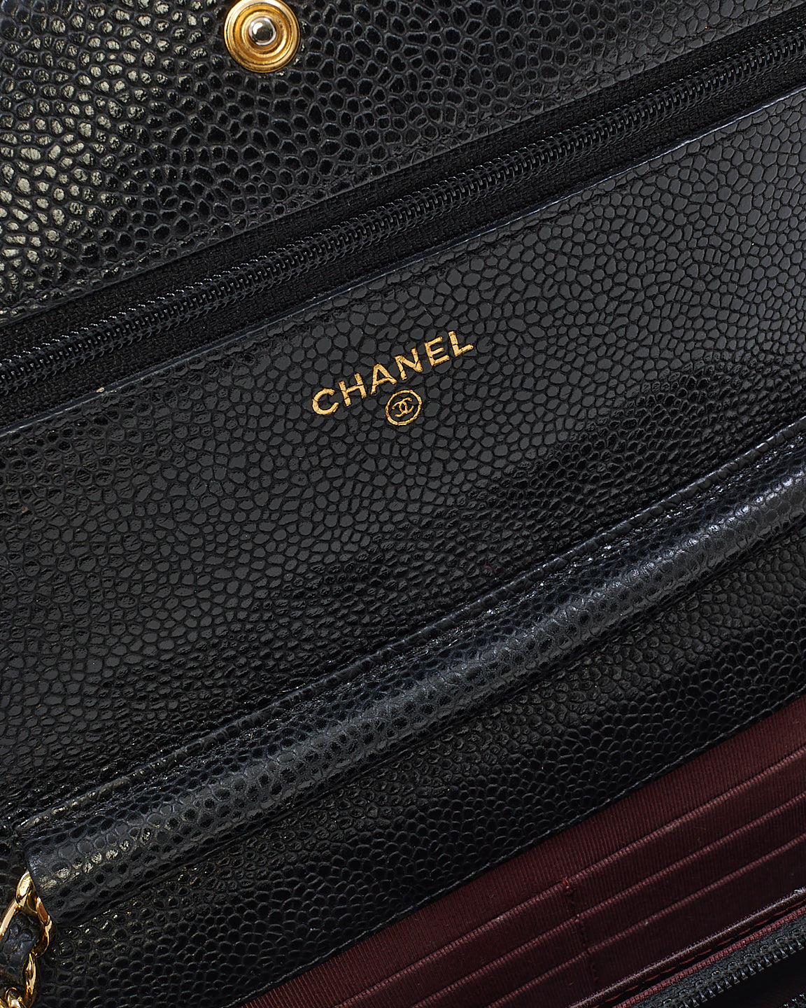 Portefeuille Chanel en cuir caviar noir sur chaîne avec détails dorés