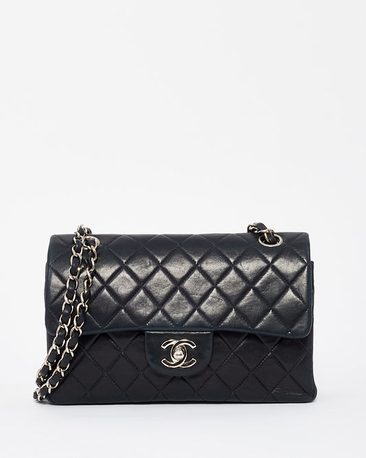 Petit double rabat classique en cuir d'agneau noir Chanel avec SHW