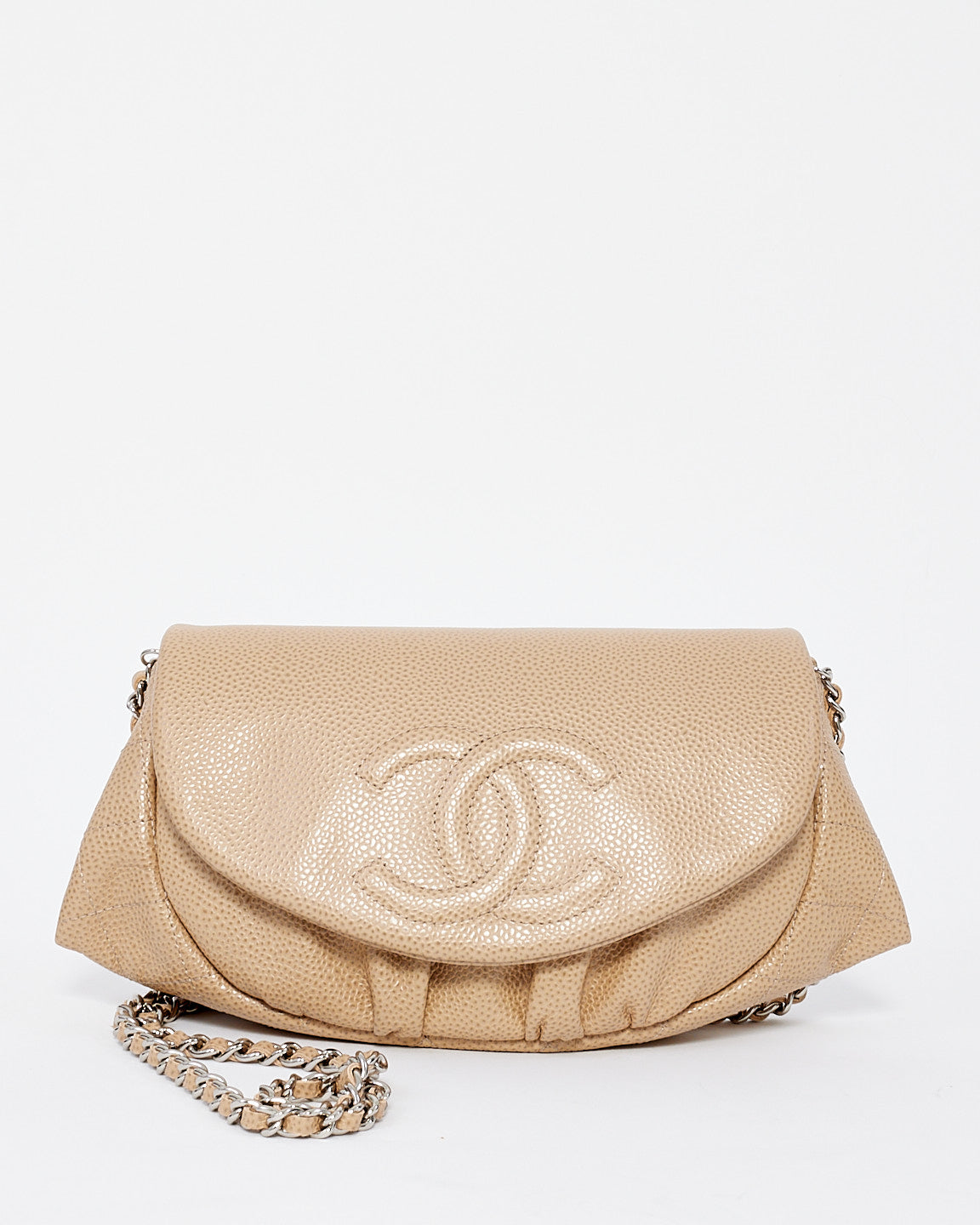 Sac à chaîne demi-lune en cuir caviar beige Chanel avec logo CC