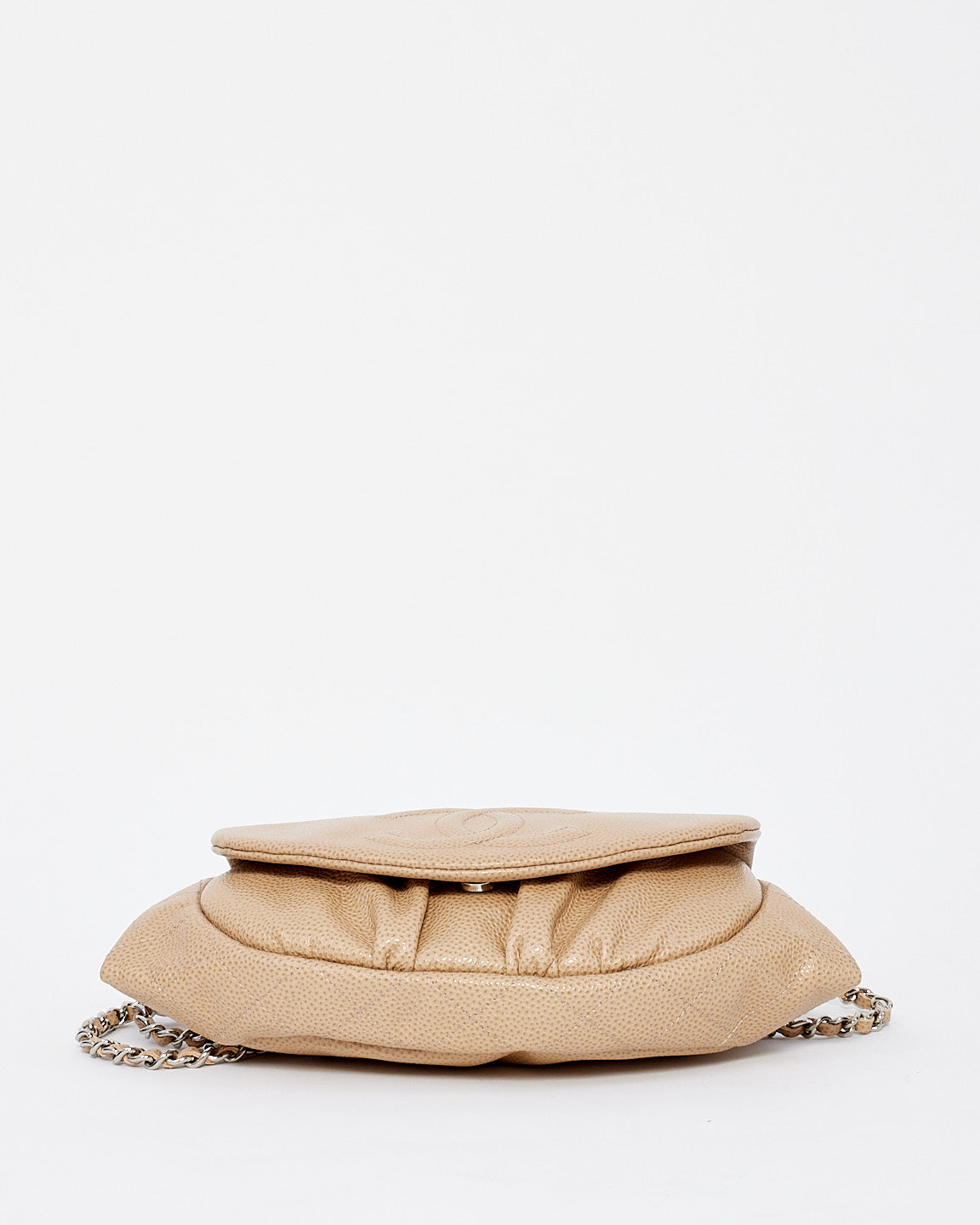 Sac à chaîne demi-lune en cuir caviar beige Chanel avec logo CC