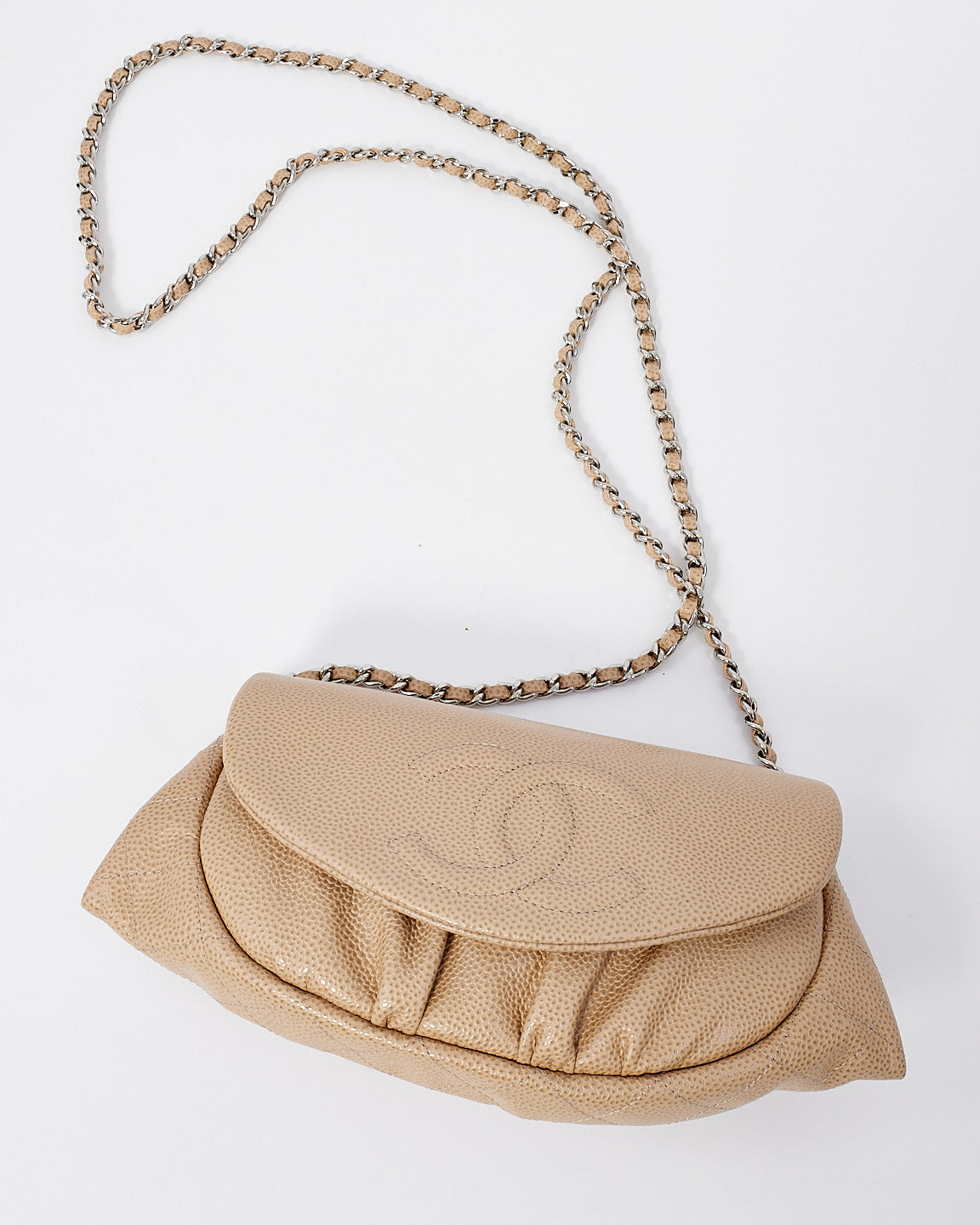 Sac à chaîne demi-lune en cuir caviar beige Chanel avec logo CC