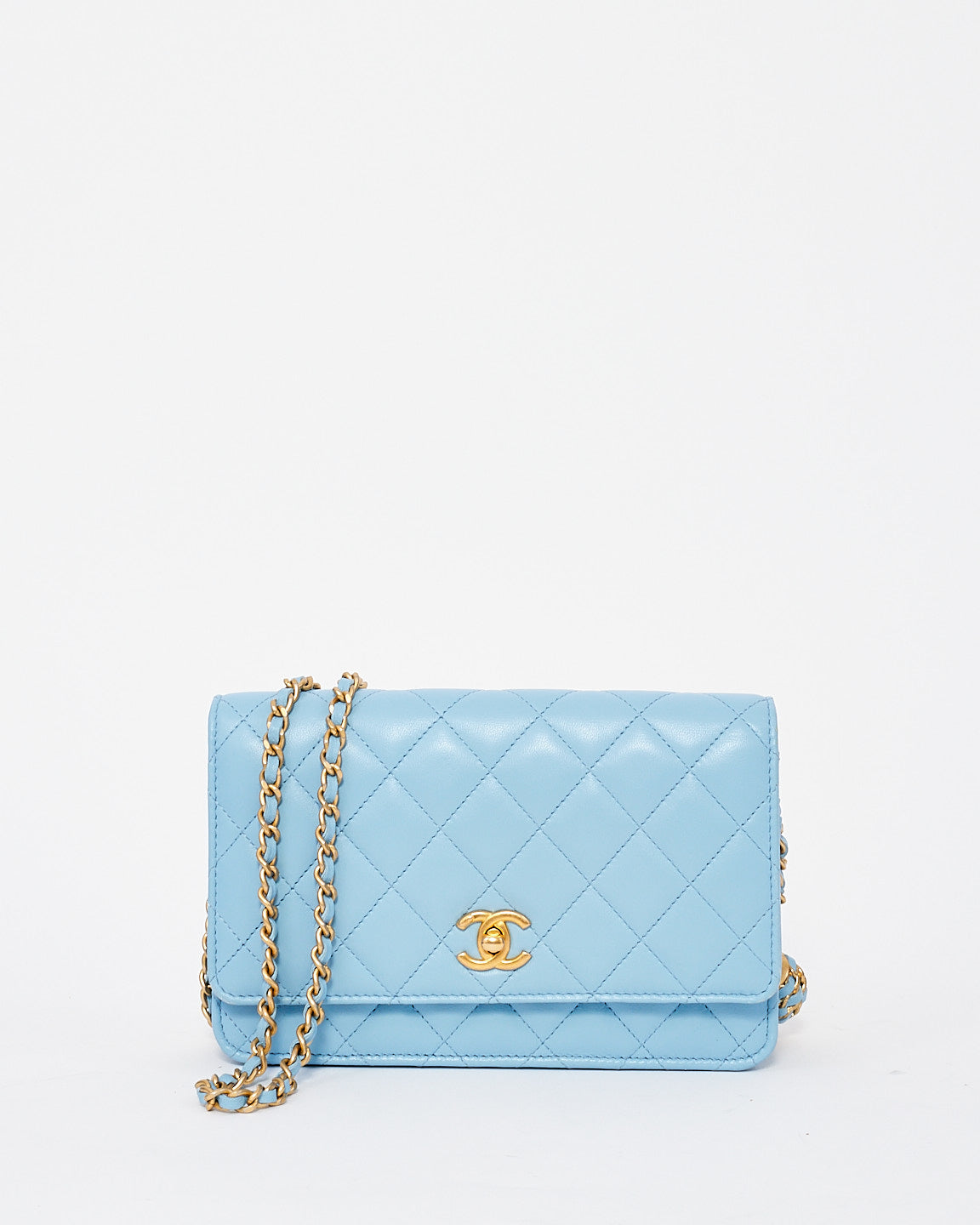 Portefeuille Chanel en cuir d'agneau bleu bébé Pearl Crush sur chaîne