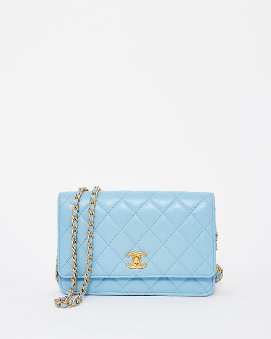 Portefeuille Chanel en cuir d'agneau bleu bébé Pearl Crush sur chaîne