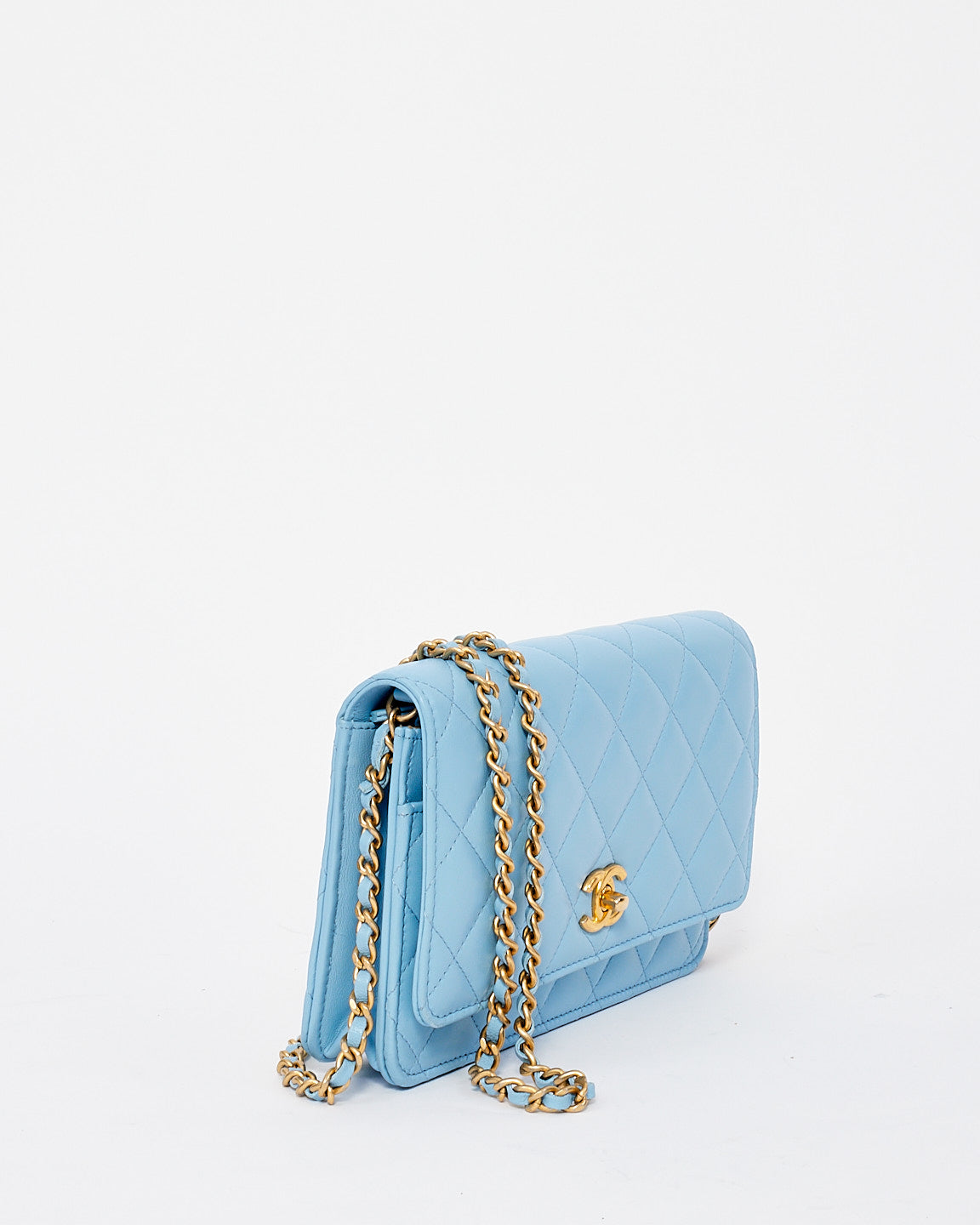 Portefeuille Chanel en cuir d'agneau bleu bébé Pearl Crush sur chaîne